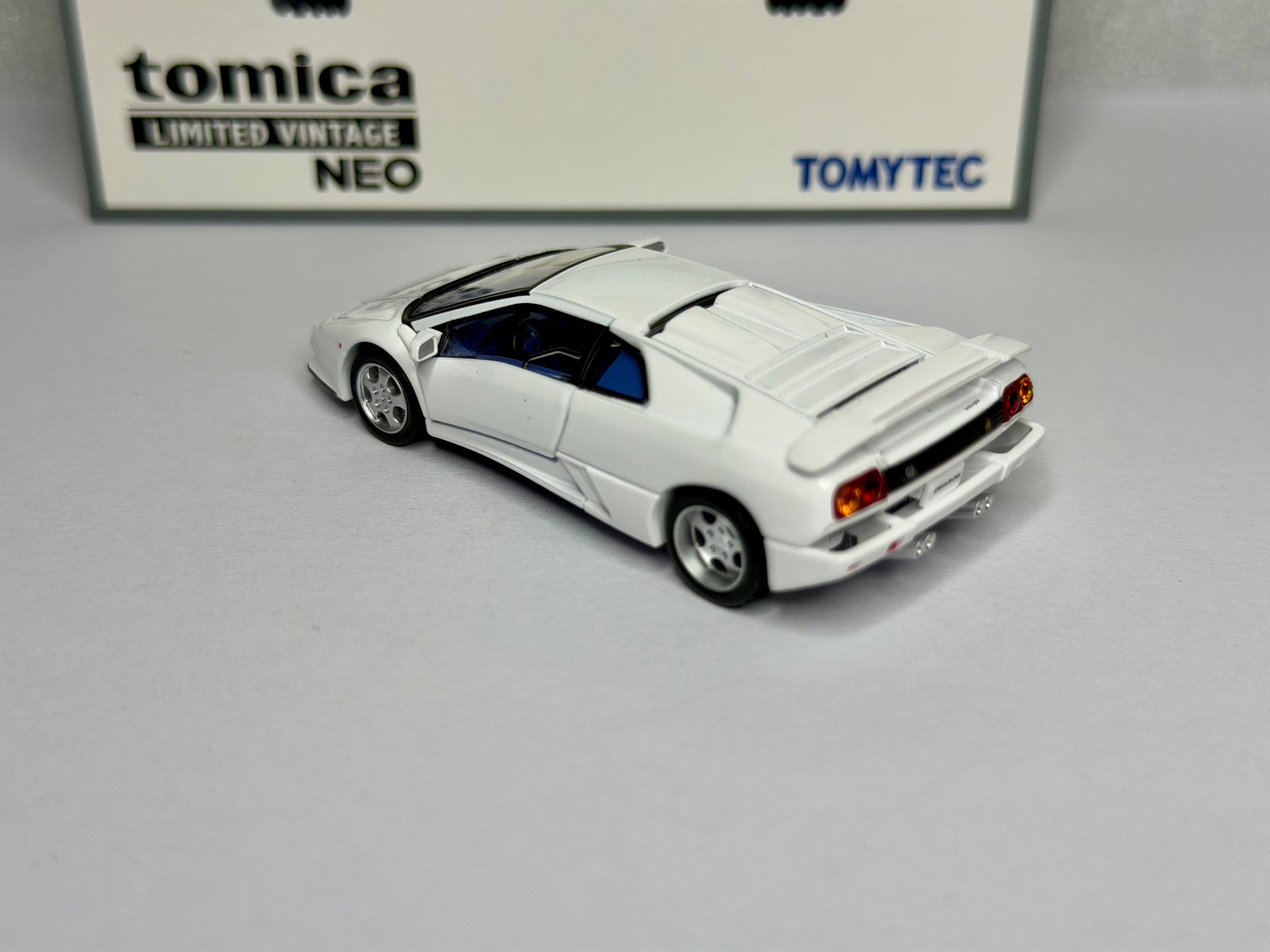 Tomica Limited Vintage 1:64 Lamborghini Diablo SE30 Jota White