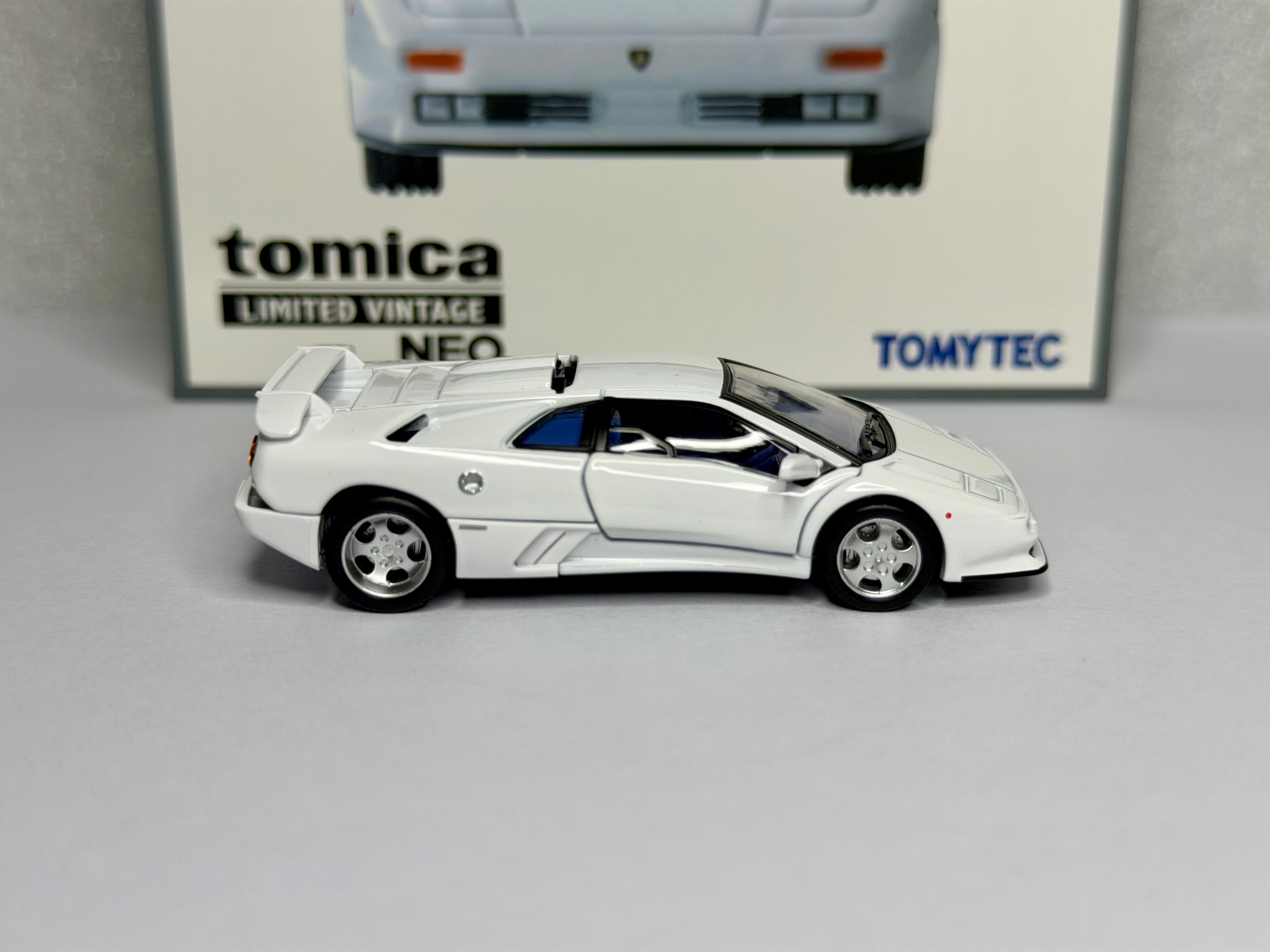 Tomica Limited Vintage 1:64 Lamborghini Diablo SE30 Jota White