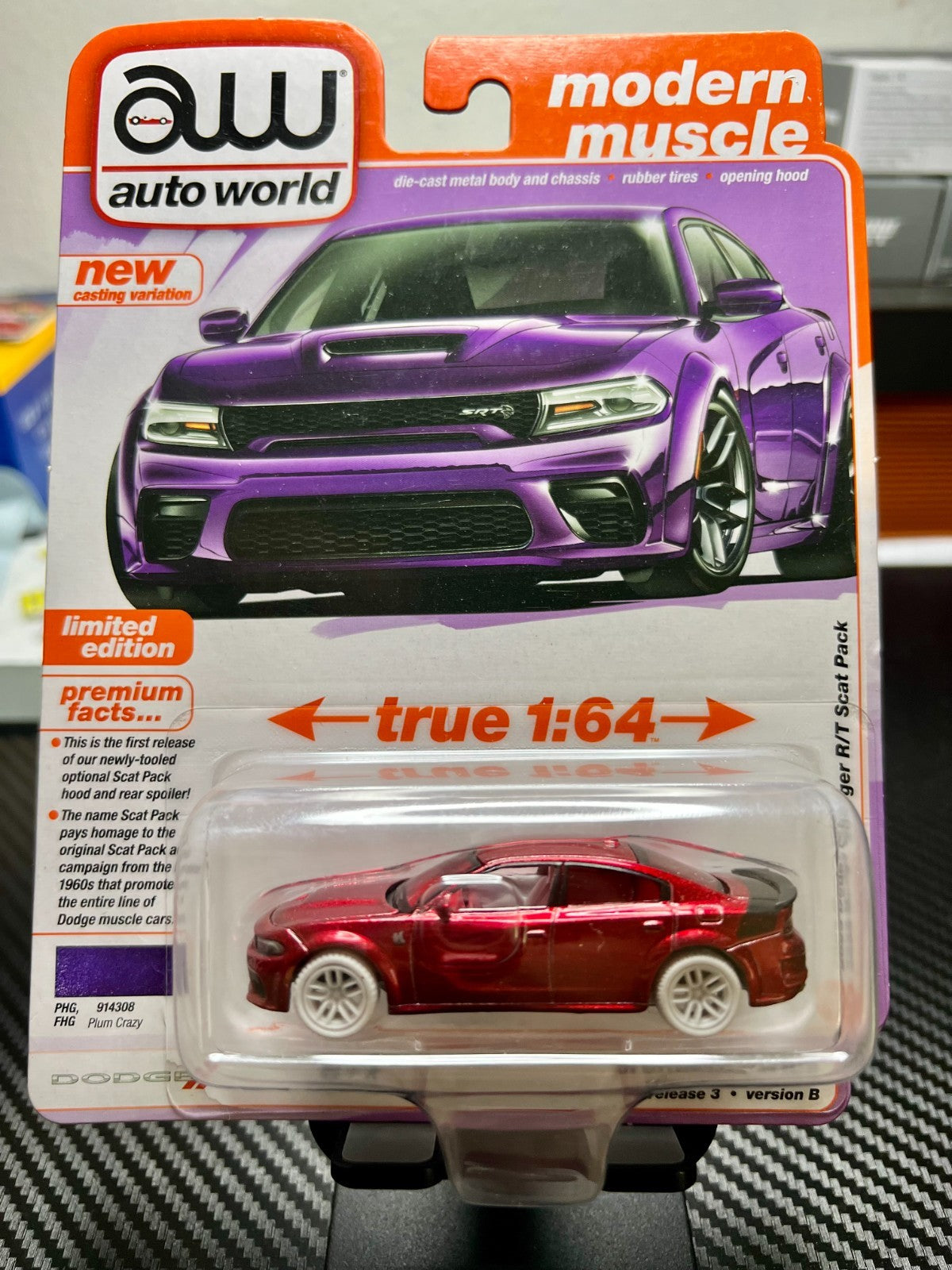 CHASE ! Auto World 1:64 2023 Dodge Charger R/T Scat Pack Purple (Plum Crazy)