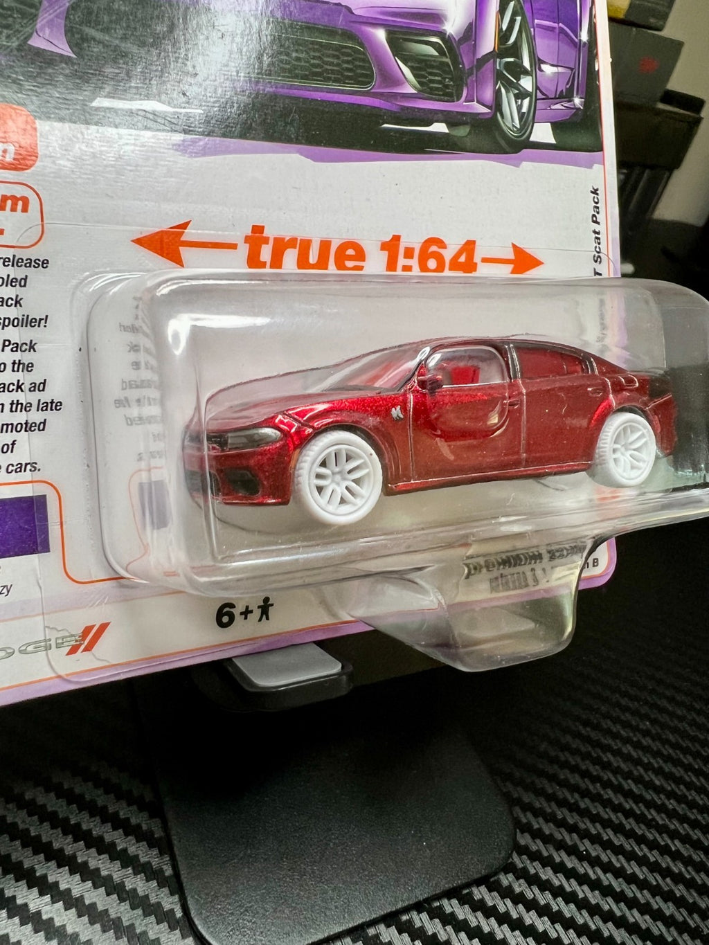CHASE ! Auto World 1:64 2023 Dodge Charger R/T Scat Pack Purple (Plum Crazy)