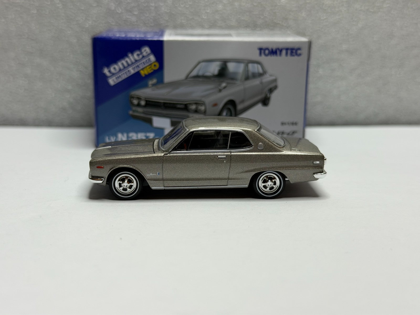 Tomica Limited Vintage 1/64 LV-N357a Nissan Skyline HT 2000GT 1971 Silver