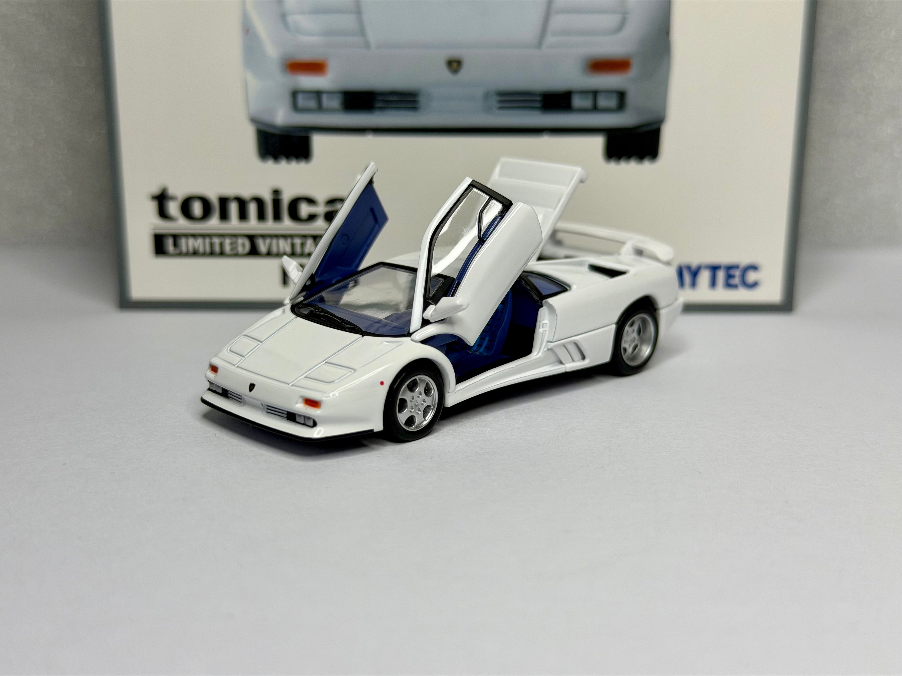 Tomica Limited Vintage 1:64 Lamborghini Diablo SE30 Jota White