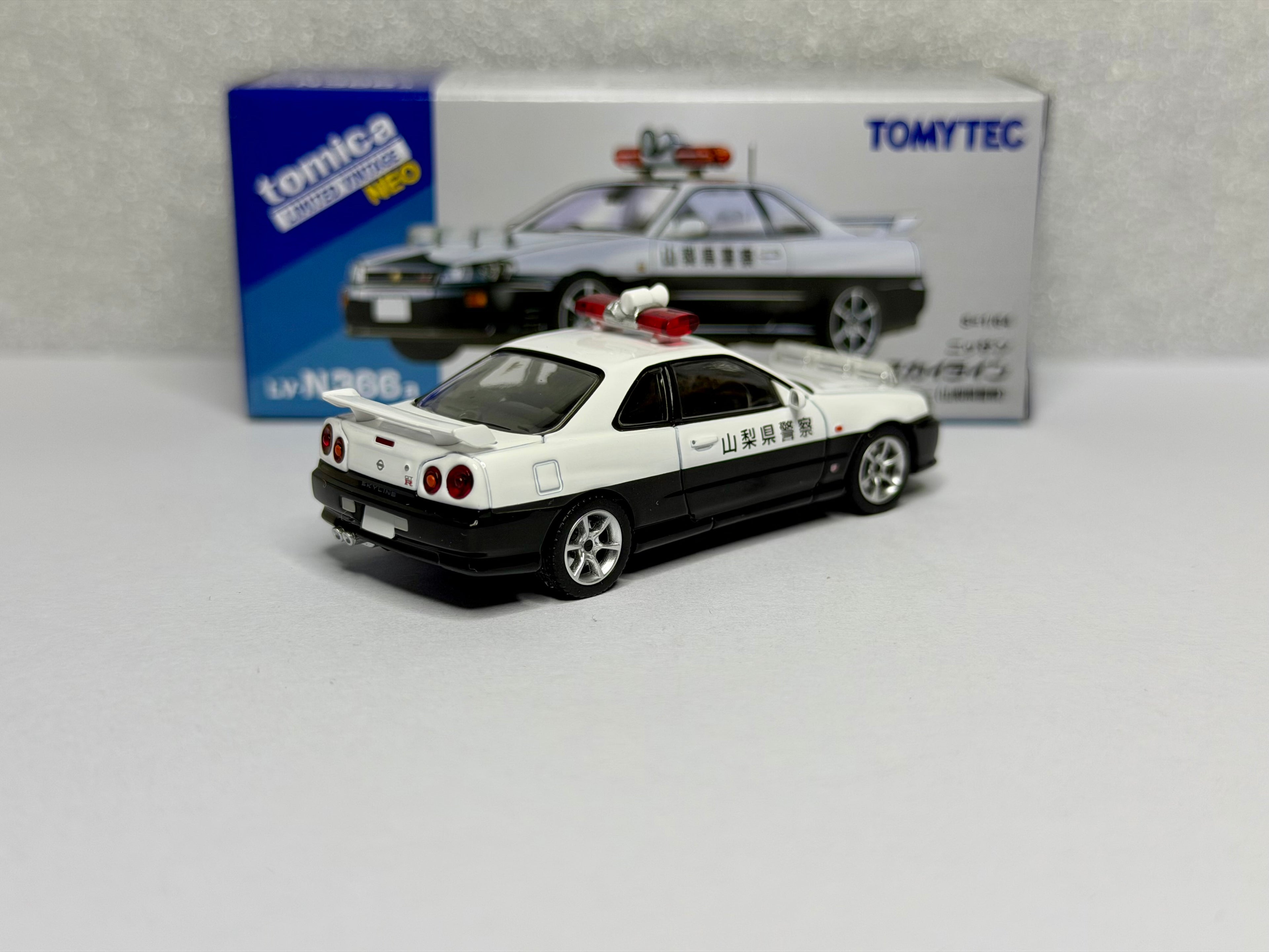 Tomica Limited Vintage 1:64 Nissan Skyline ER34 25GT Police Car LV-N366a