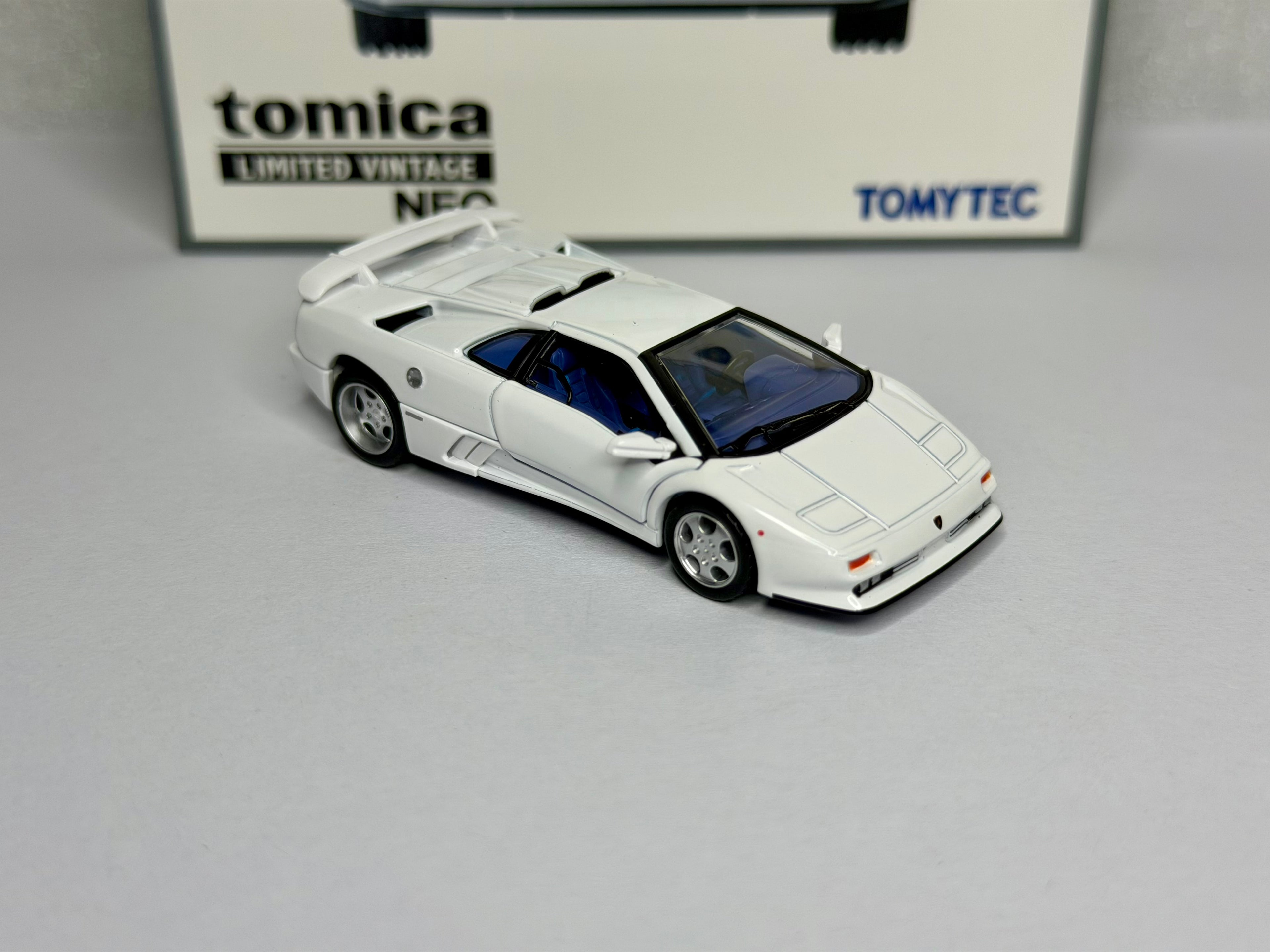 Tomica Limited Vintage 1:64 Lamborghini Diablo SE30 Jota White