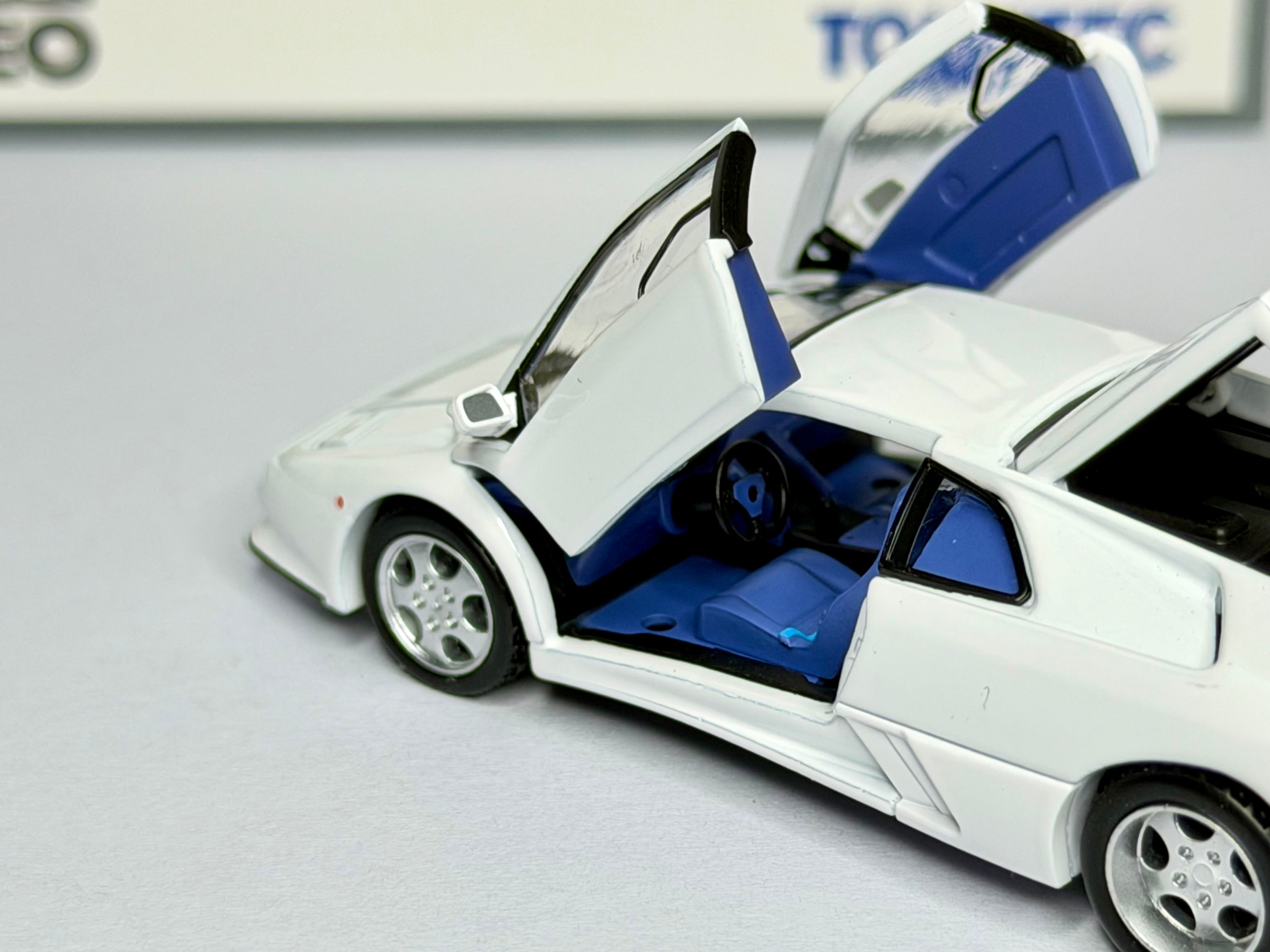 Tomica Limited Vintage 1:64 Lamborghini Diablo SE30 Jota White