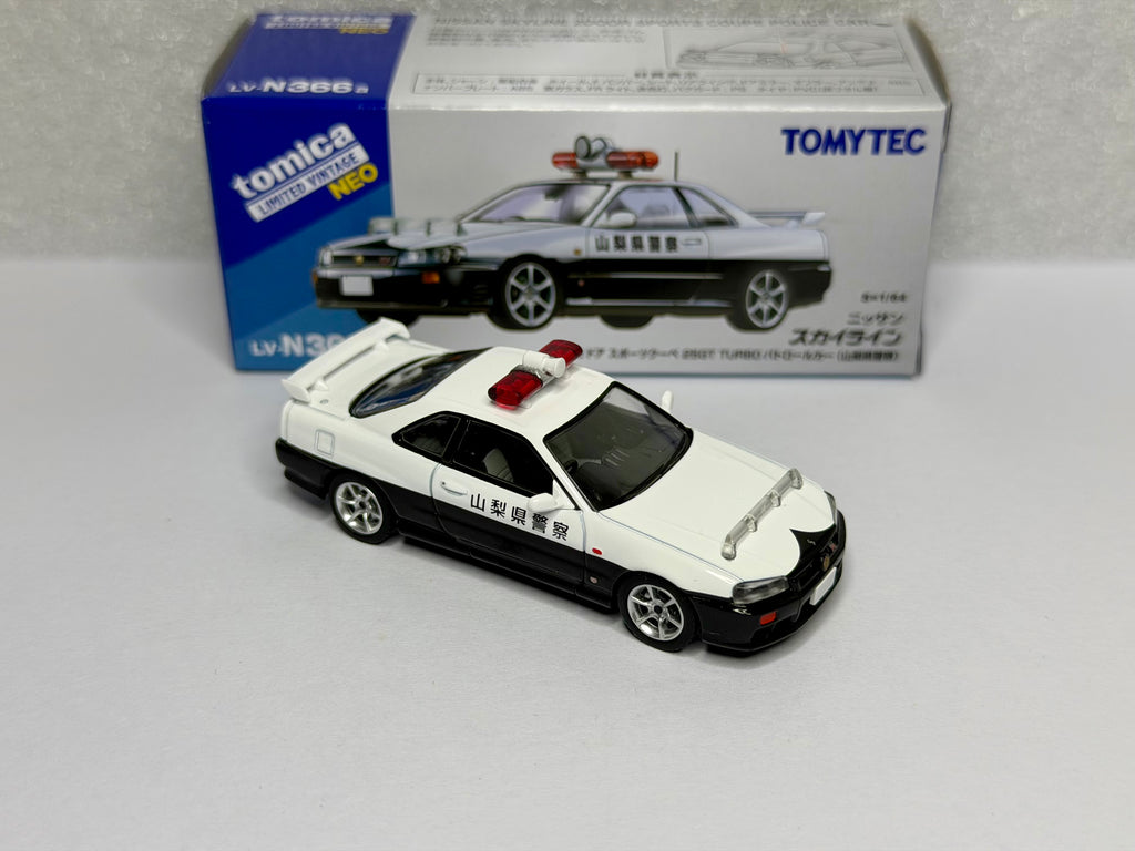 Tomica Limited Vintage 1:64 Nissan Skyline ER34 25GT Police Car LV-N366a