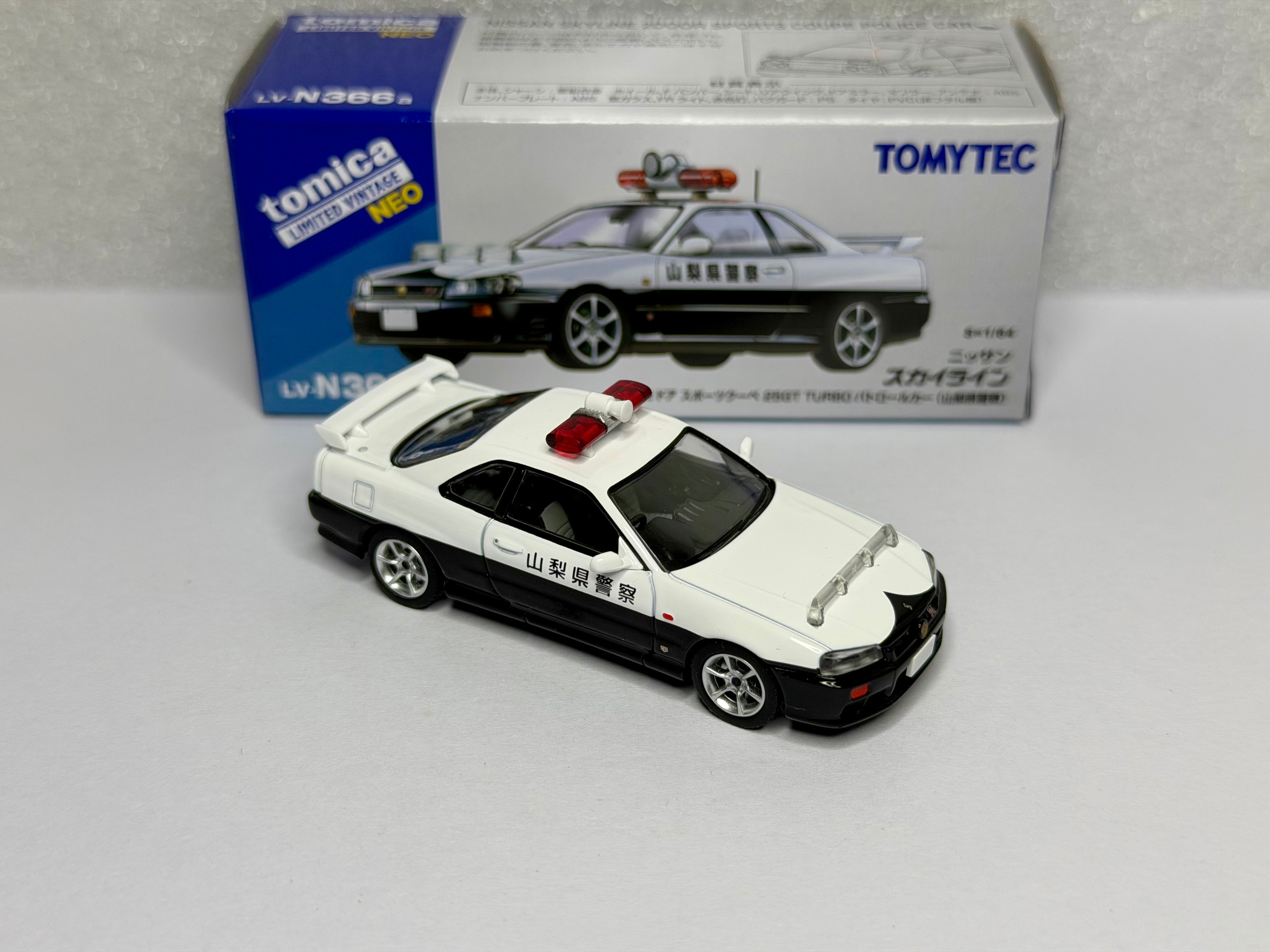 Tomica Limited Vintage 1:64 Nissan Skyline ER34 25GT Police Car LV-N366a