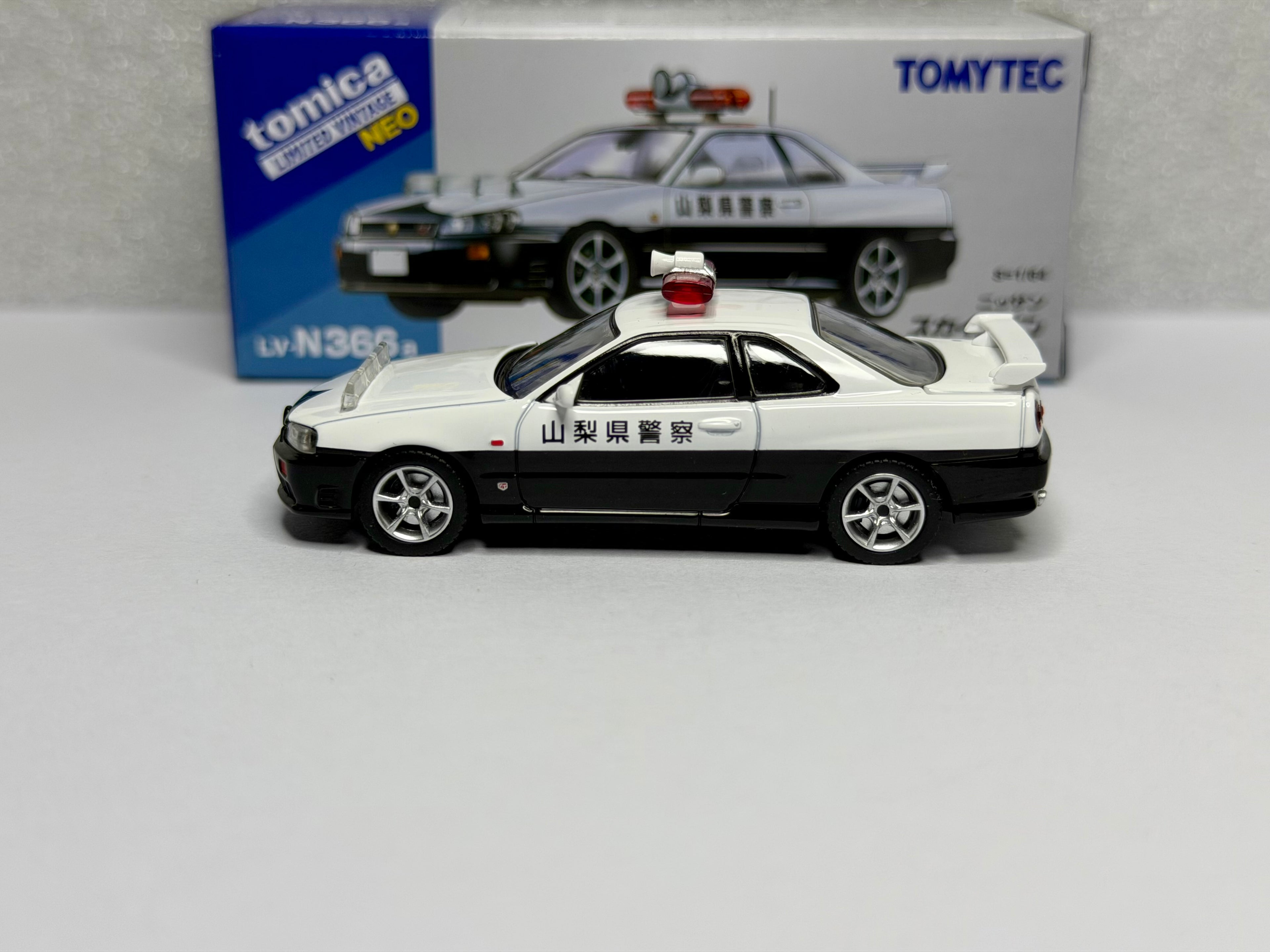 Tomica Limited Vintage 1:64 Nissan Skyline ER34 25GT Police Car LV-N366a