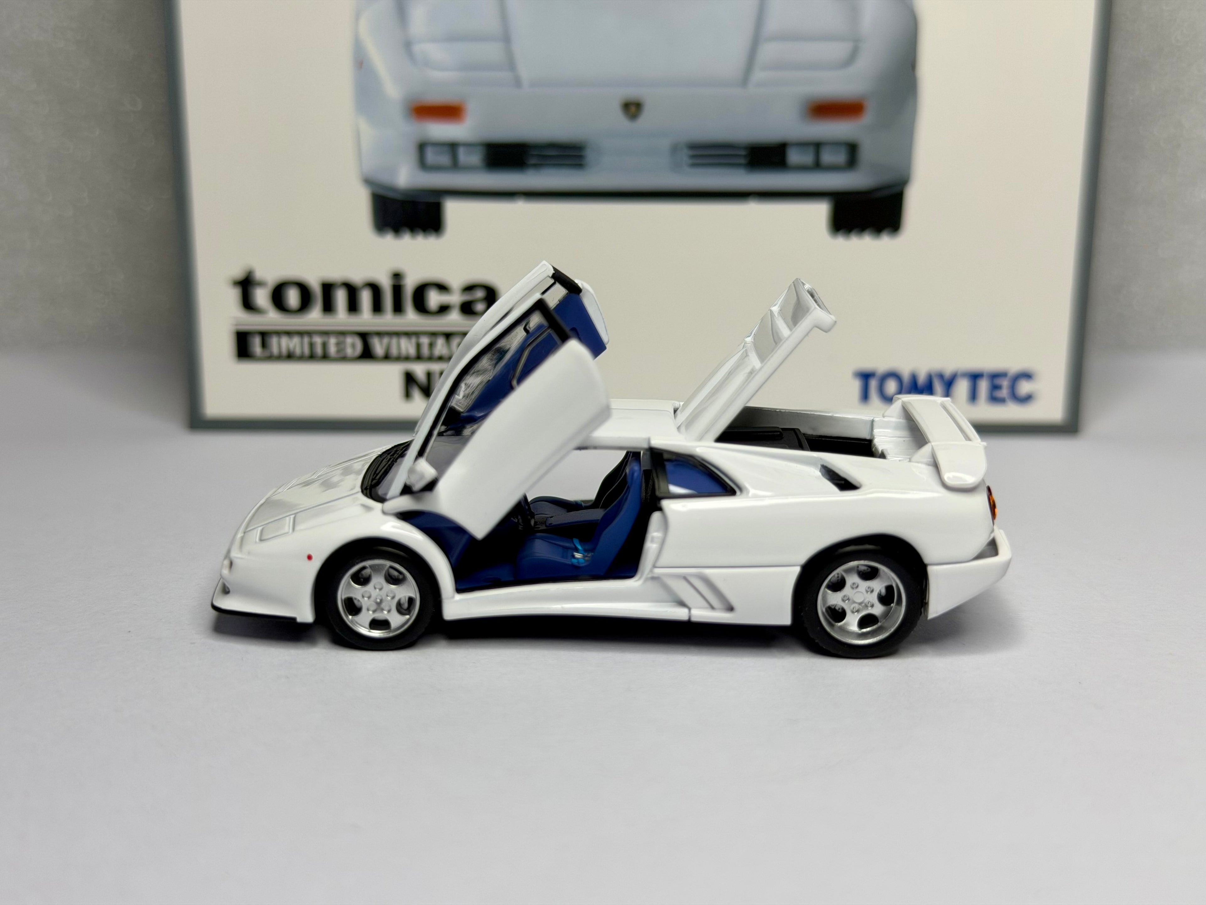 Tomica Limited Vintage 1:64 Lamborghini Diablo SE30 Jota White