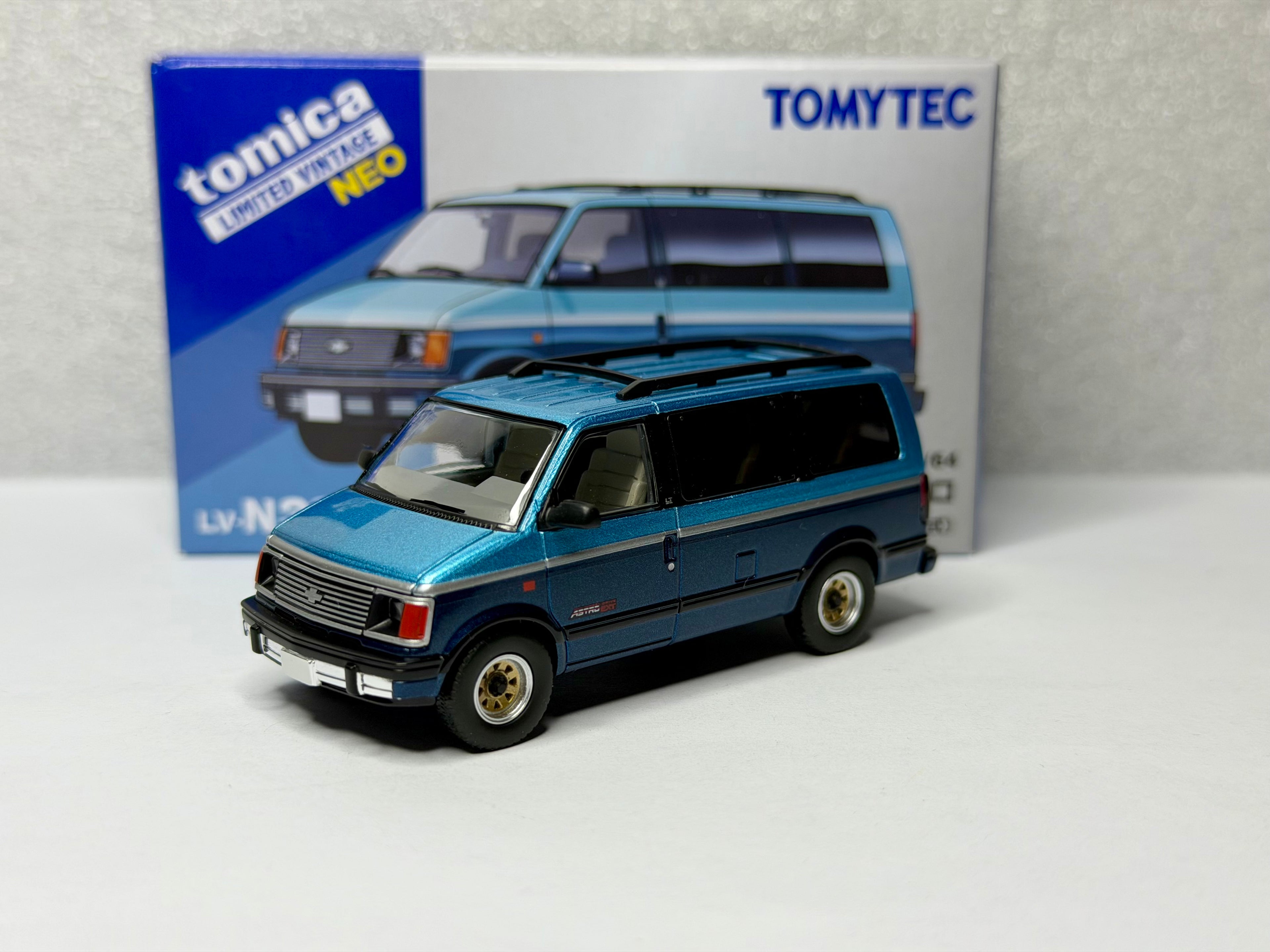 トミカ リミテッドヴィンテージ NEO LV-N325a/b シボレーアストロ LT AWD 1994年式（青/グレー）