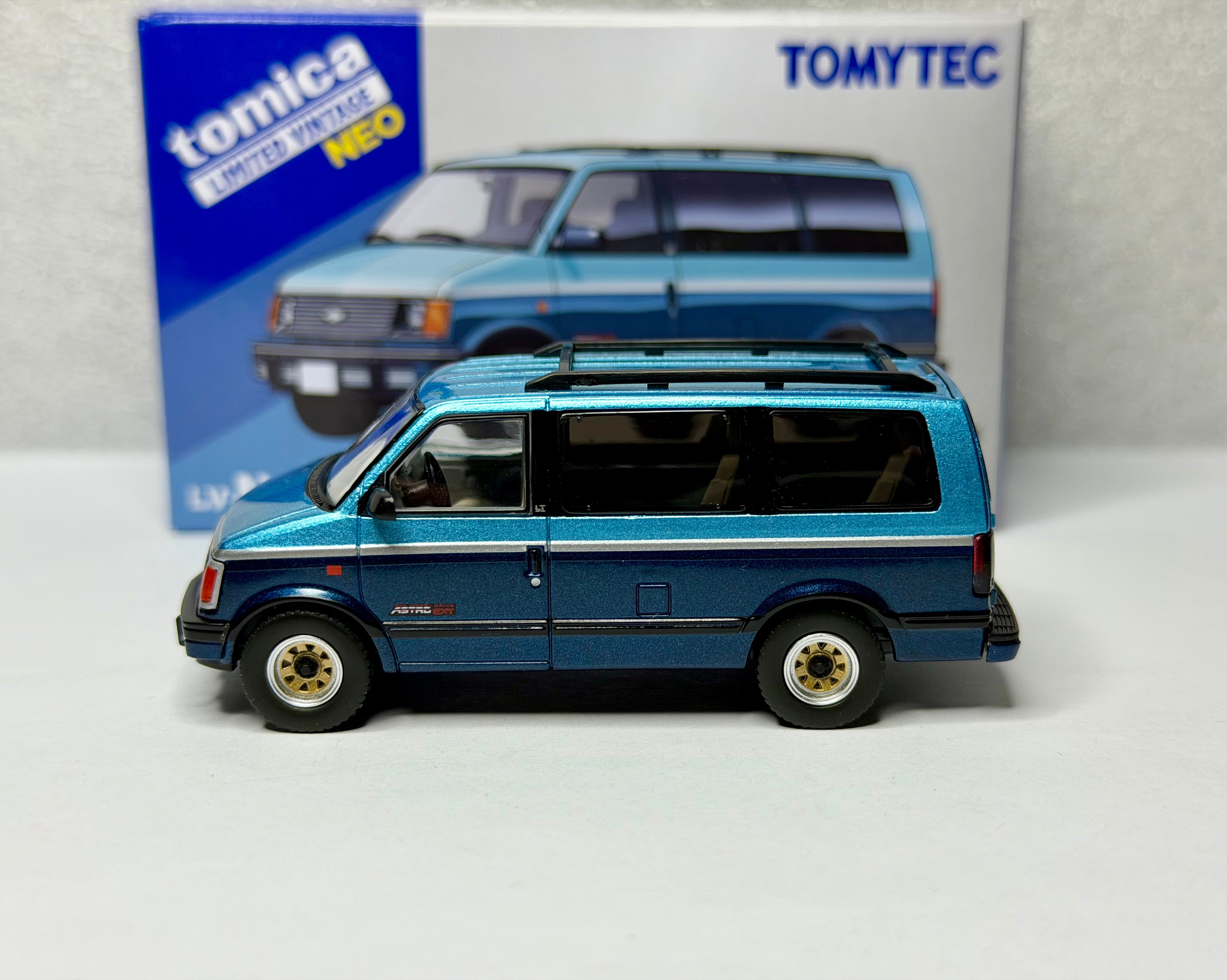 トミカ リミテッドヴィンテージ NEO LV-N325a/b シボレーアストロ LT AWD 1994年式（青/グレー）