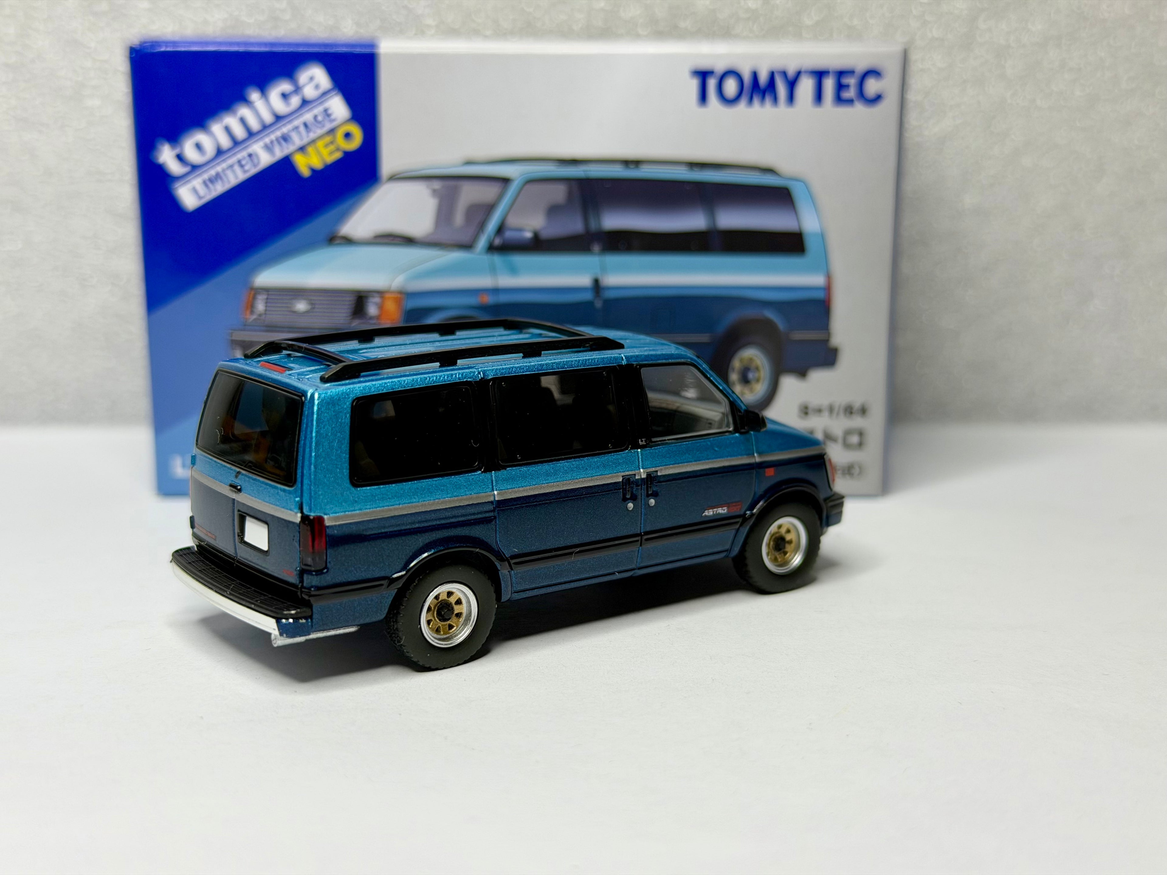 トミカ リミテッドヴィンテージ NEO LV-N325a/b シボレーアストロ LT AWD 1994年式（青/グレー）