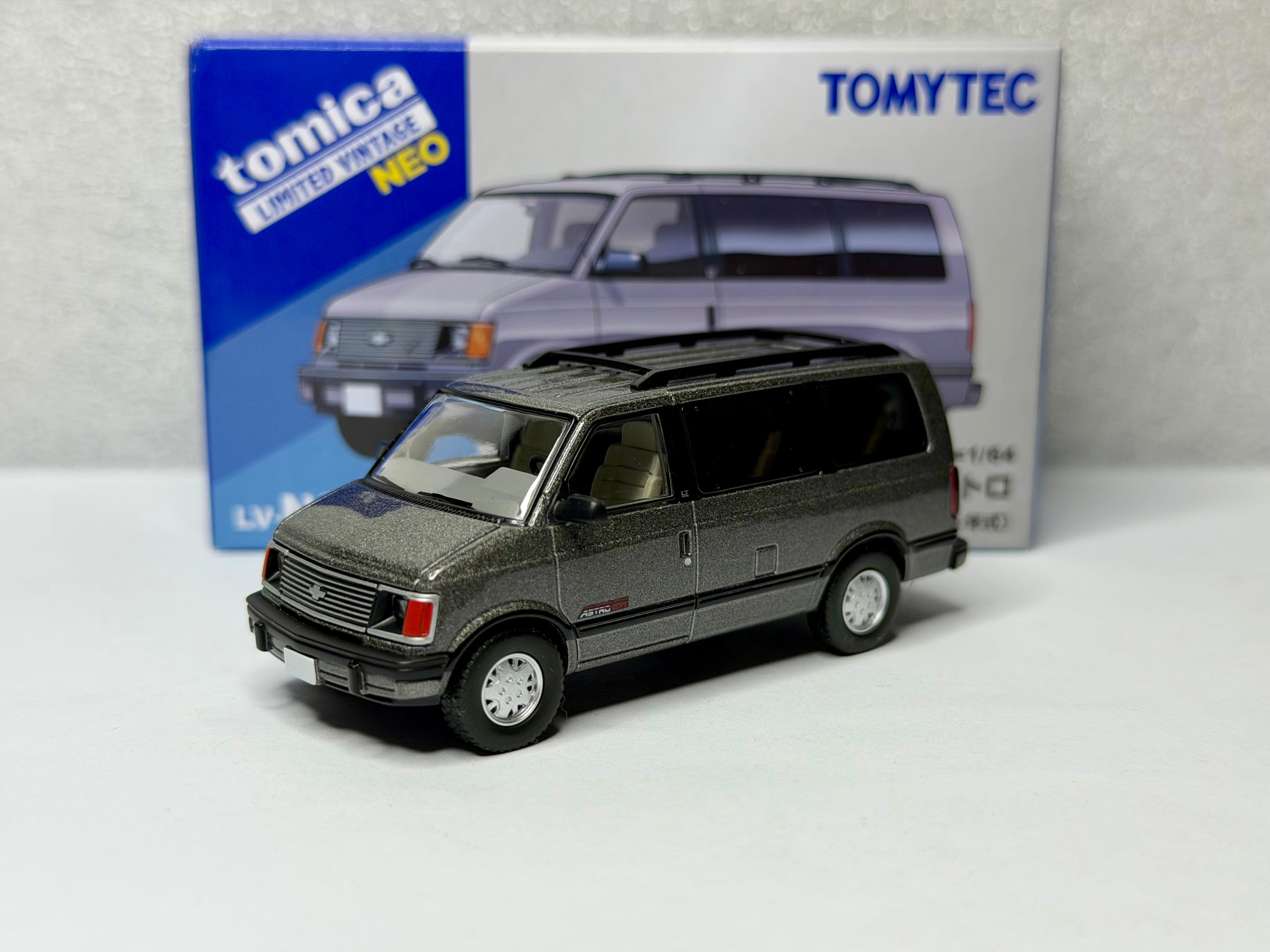 トミカ リミテッドヴィンテージ NEO LV-N325a/b シボレーアストロ LT AWD 1994年式（青/グレー）