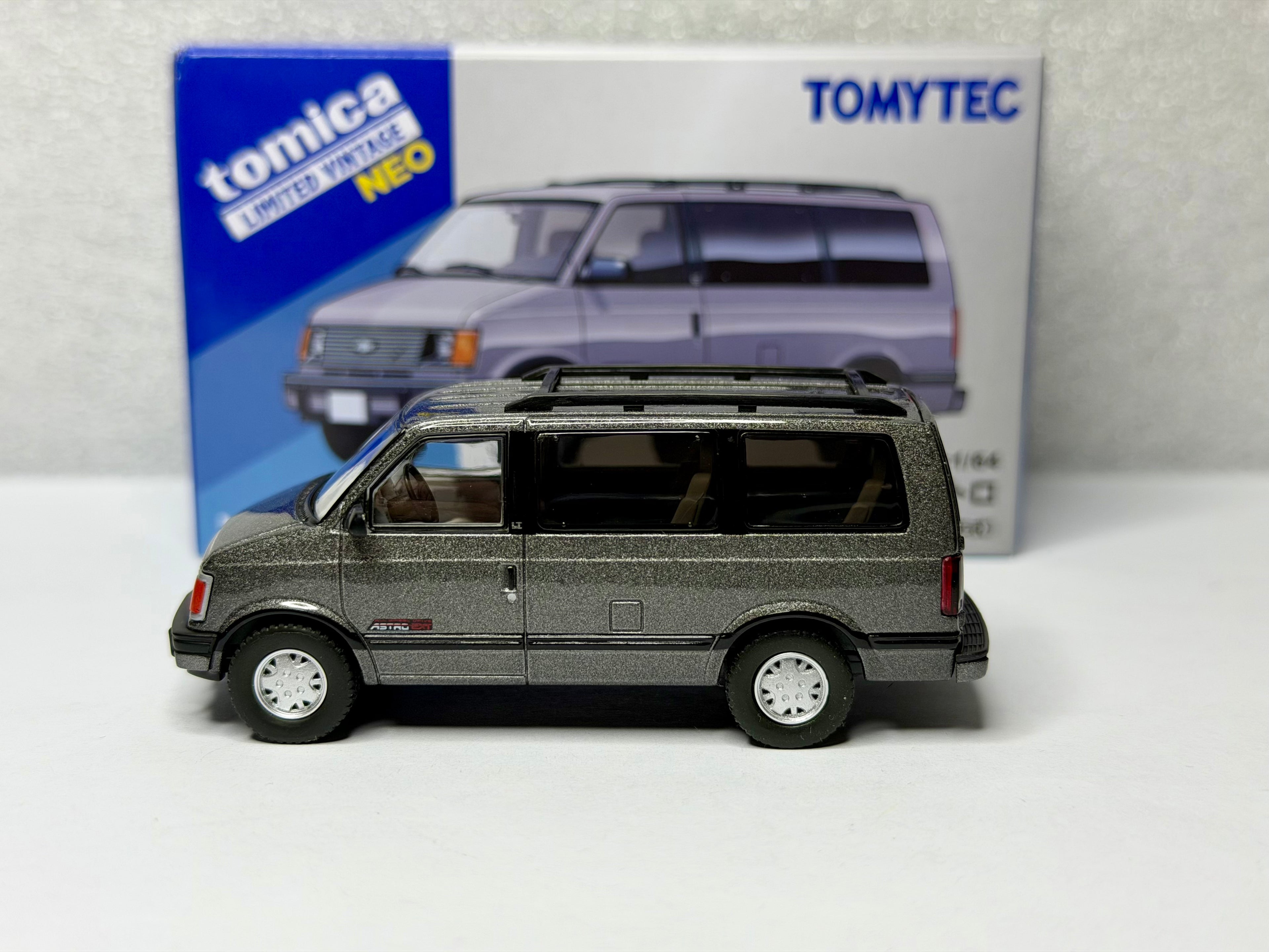 トミカ リミテッドヴィンテージ NEO LV-N325a/b シボレーアストロ LT AWD 1994年式（青/グレー）