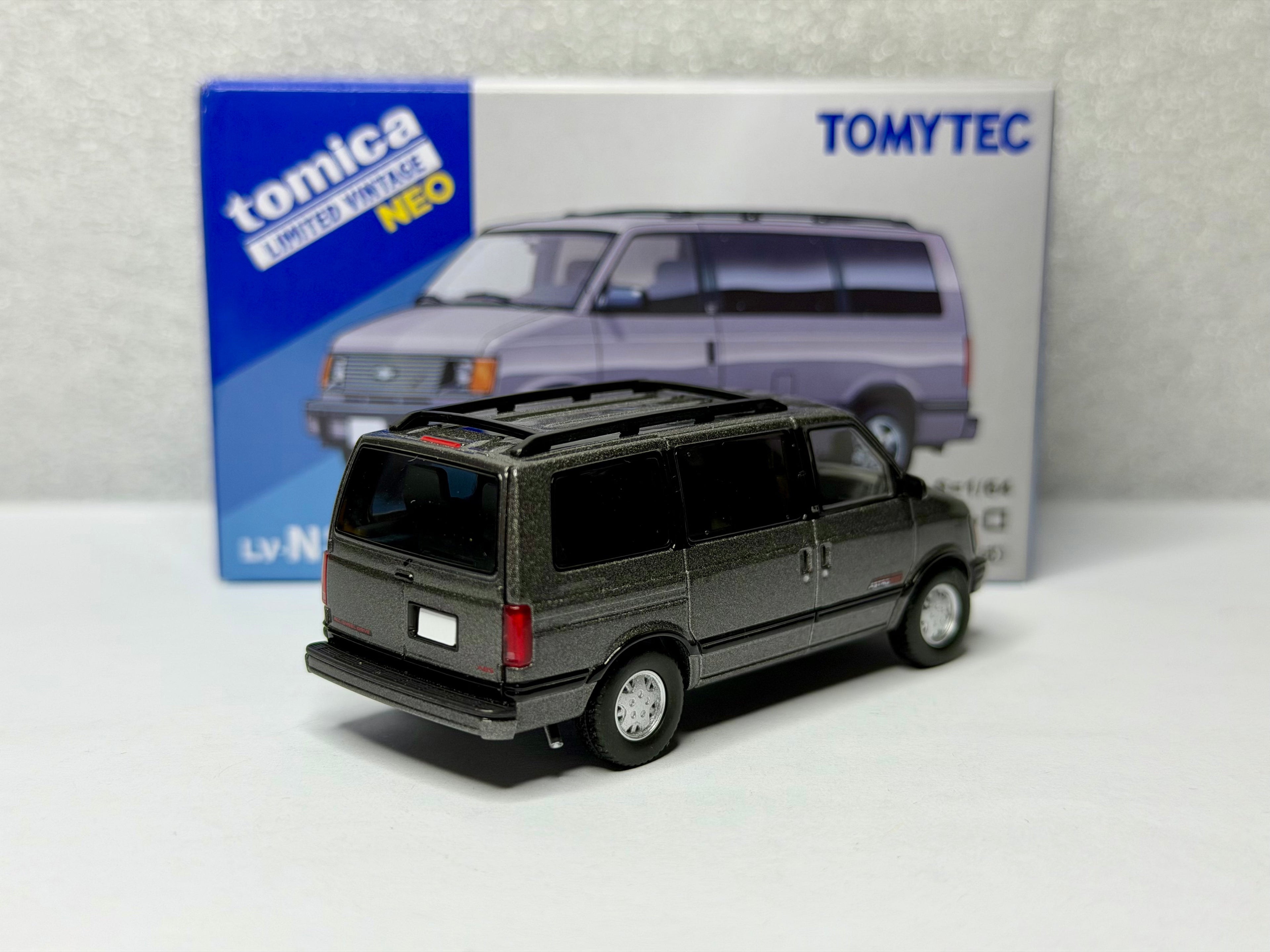 トミカ リミテッドヴィンテージ NEO LV-N325a/b シボレーアストロ LT AWD 1994年式（青/グレー）