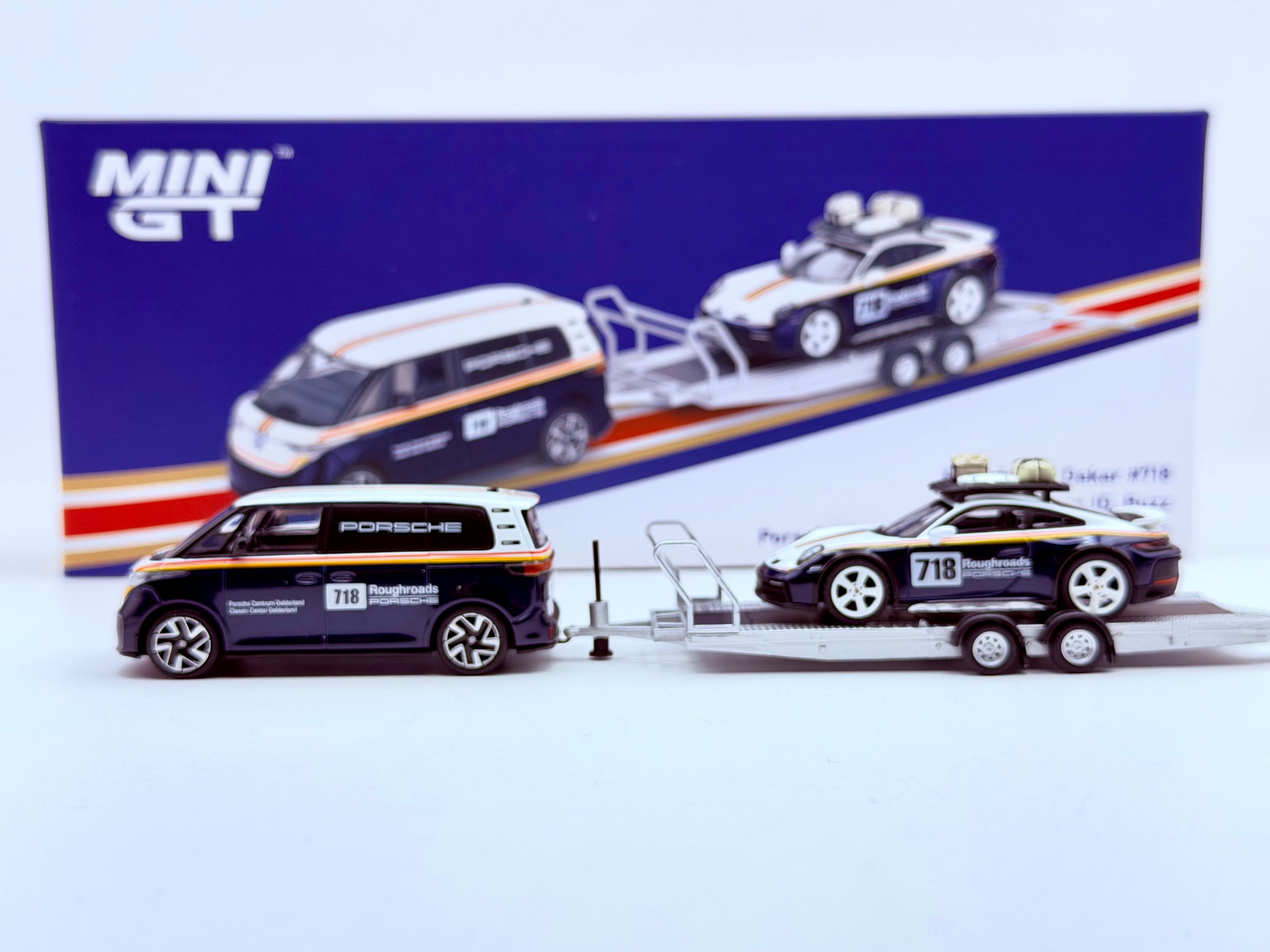 Mini GT 1:64 Porsche 911 Dakar #718 / Volkswagen ID. Buzz Porsche Centrum Gelderland Roughroads Set