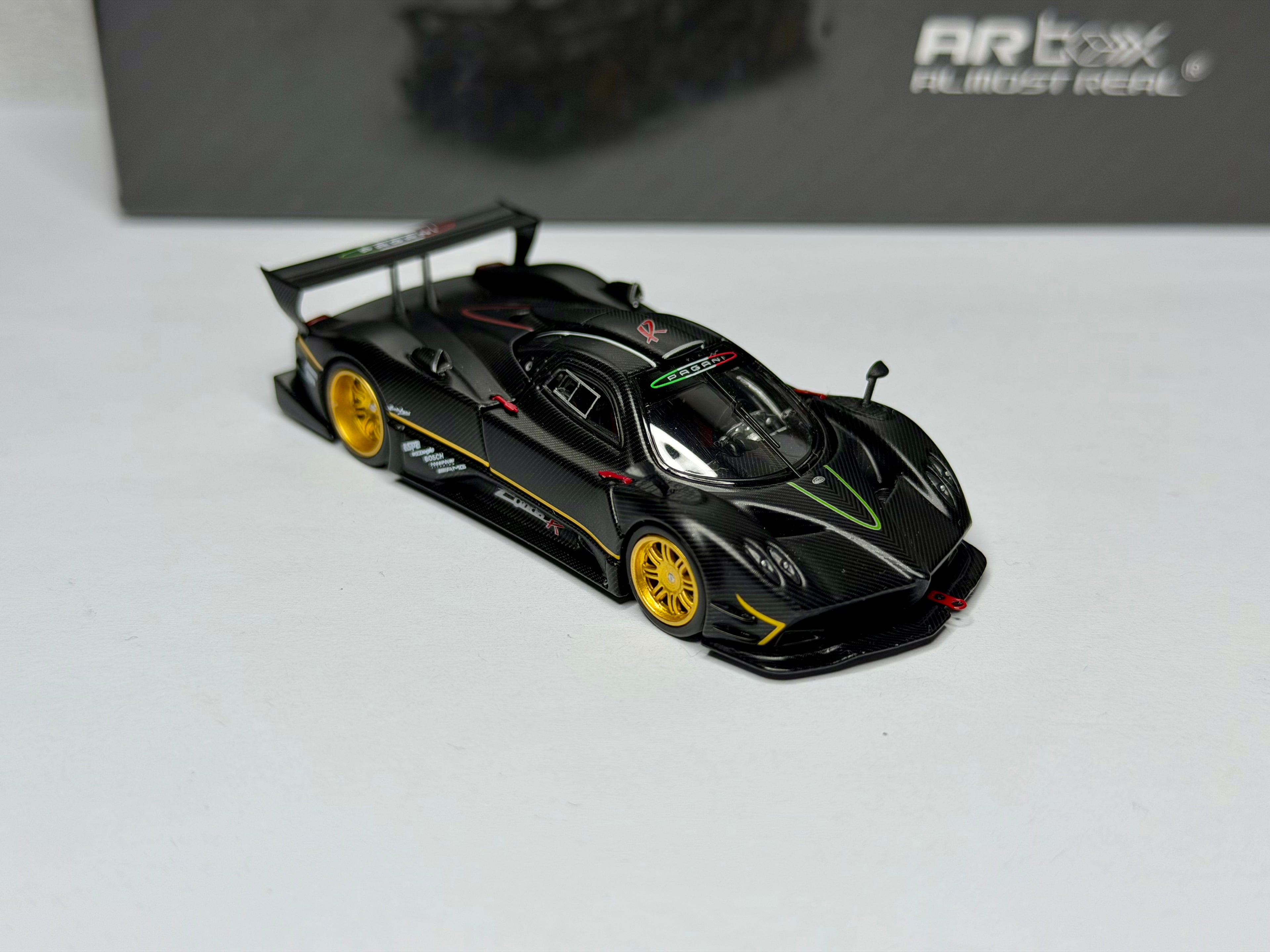Almost Real 1:64 パガーニ ゾンダ R フルカーボン HEC 2025