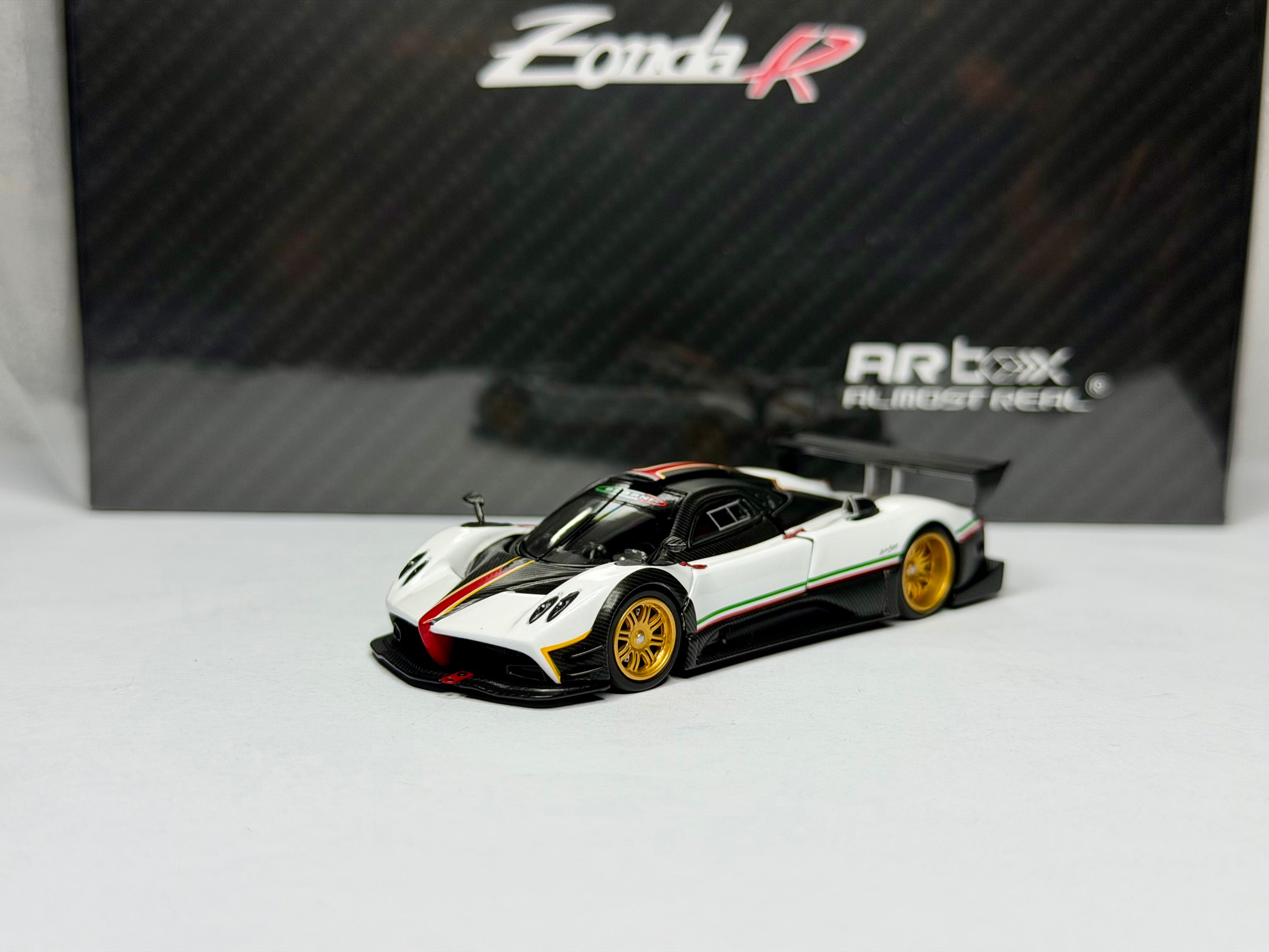 Almost Real 1/64 パガーニ ゾンダ R ホワイト HEC 2026 エクスクルーシブ