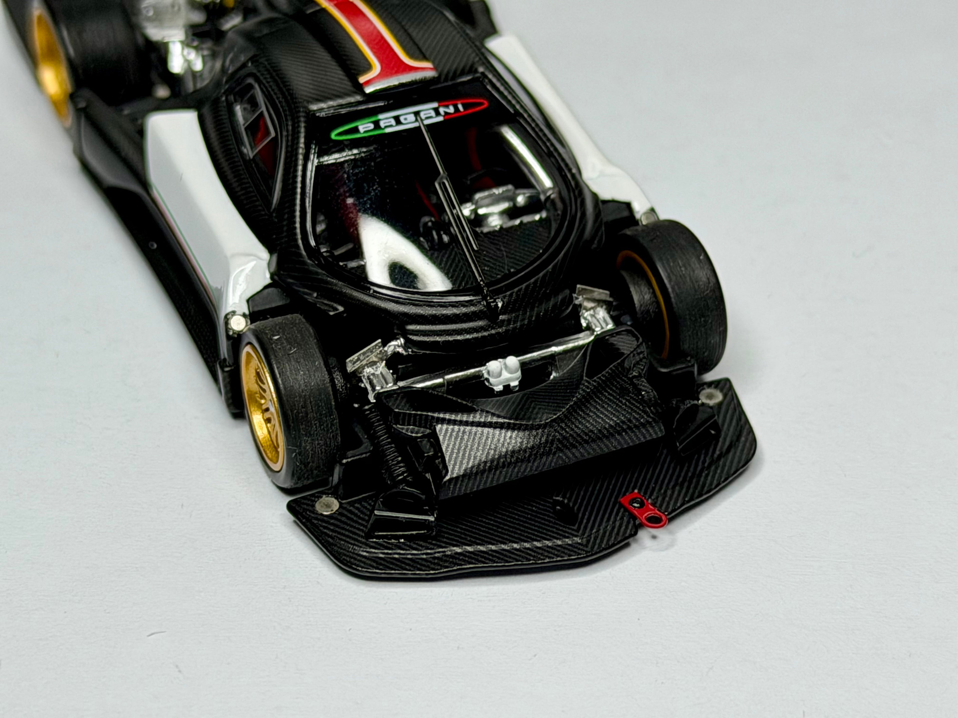Almost Real 1/64 パガーニ ゾンダ R ホワイト HEC 2026 エクスクルーシブ