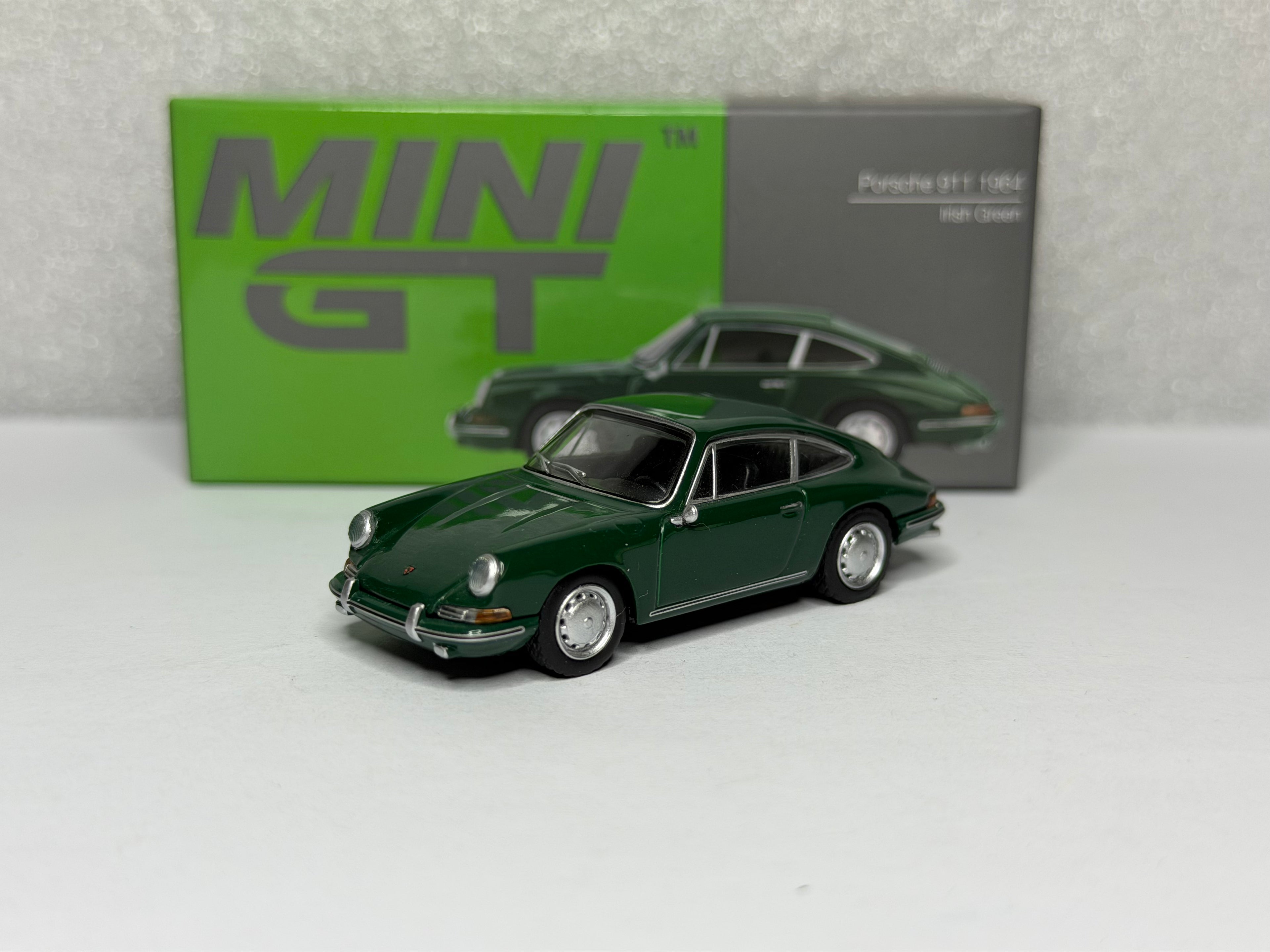 Mini GT 1:64 Porsche 911 1964 Irish Green #560 Opened