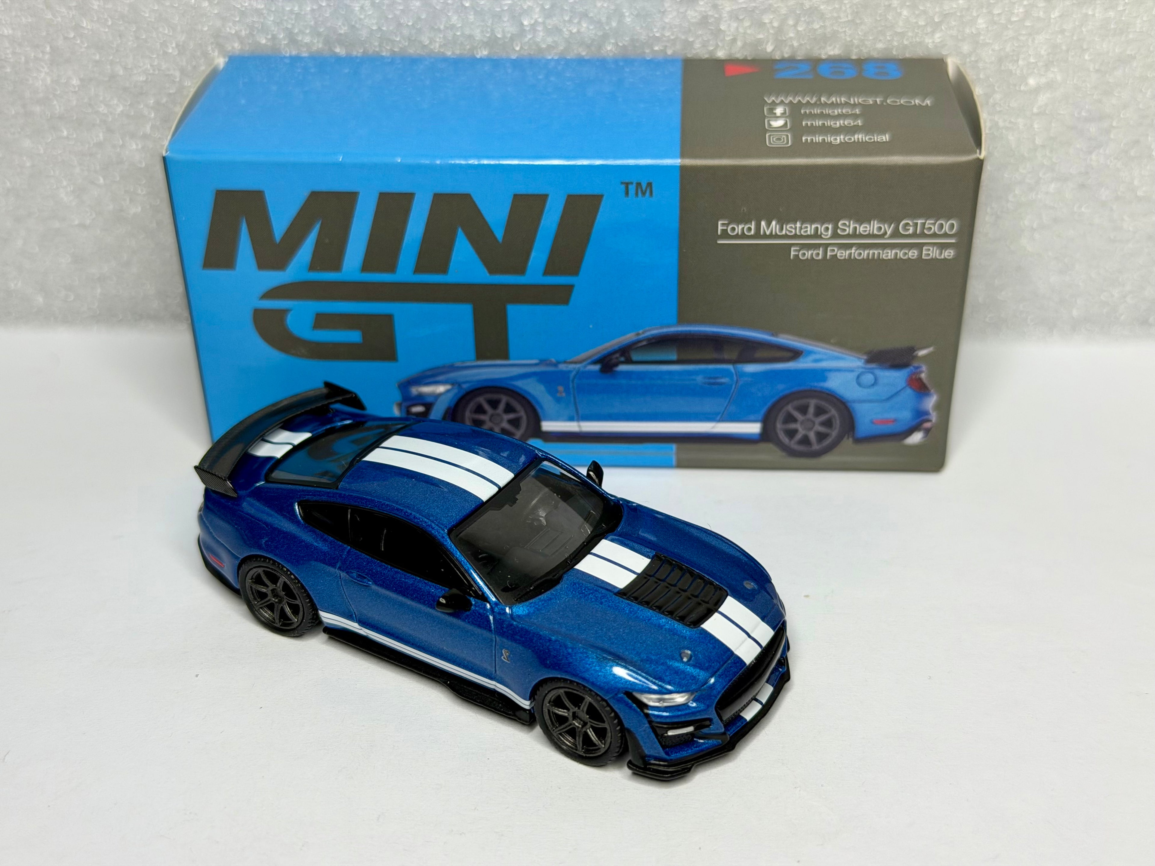 Mini GT 1:64 Ford Mustang Shelby GT500 Ford Performance Blue #268 Opened