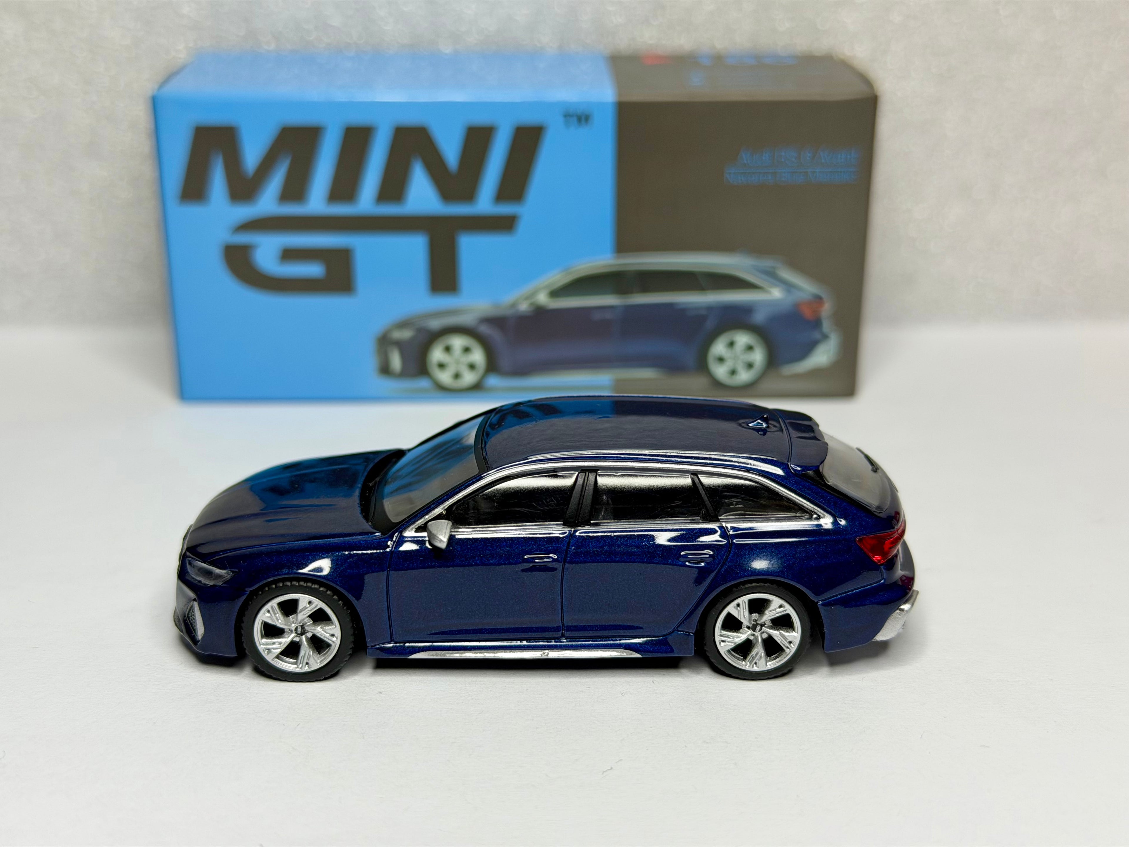 Mini GT 1:64 Audi RS6 Navarra Blue Metalic #186 Opened