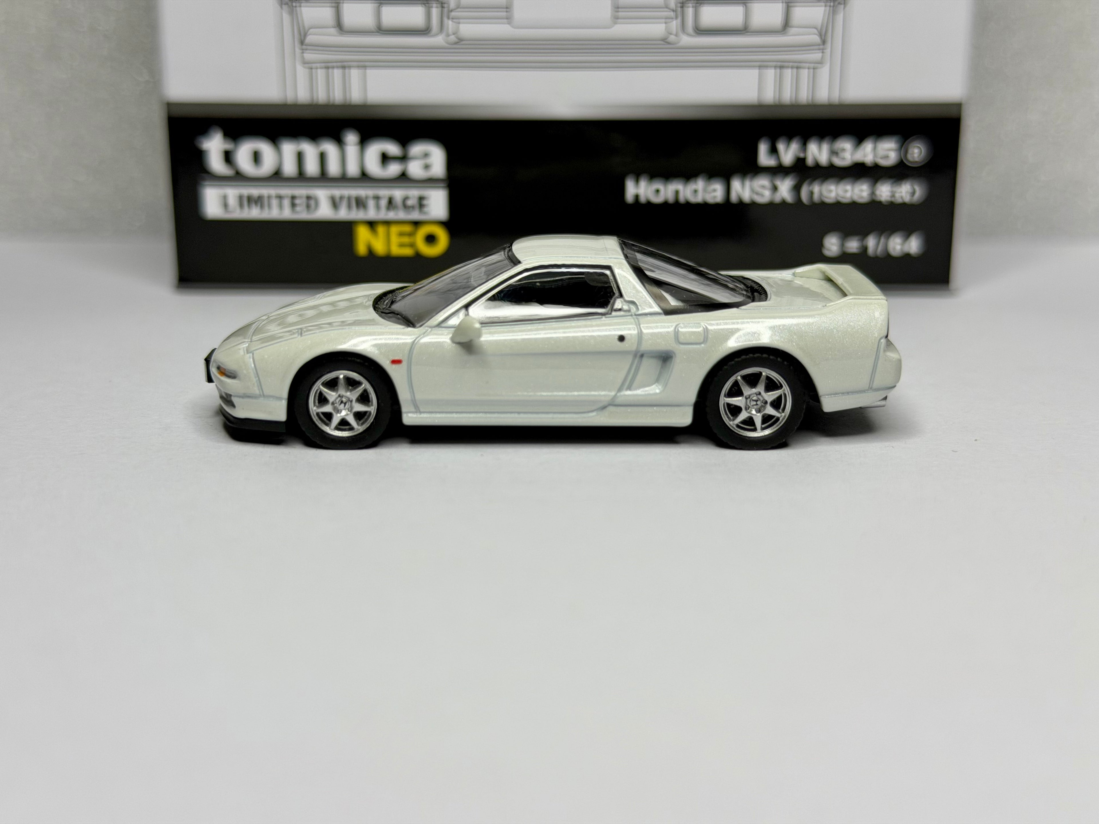 Tomica Limited Vintage 1:64 Honda NSX NA2 98' Neutron White Pearl LV-N345a