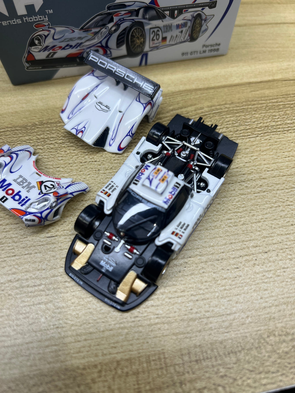 Trends Hobby 1:64 Porsche 911 GT1 LM 1998 White #26 Mobil Champion 241085(B)