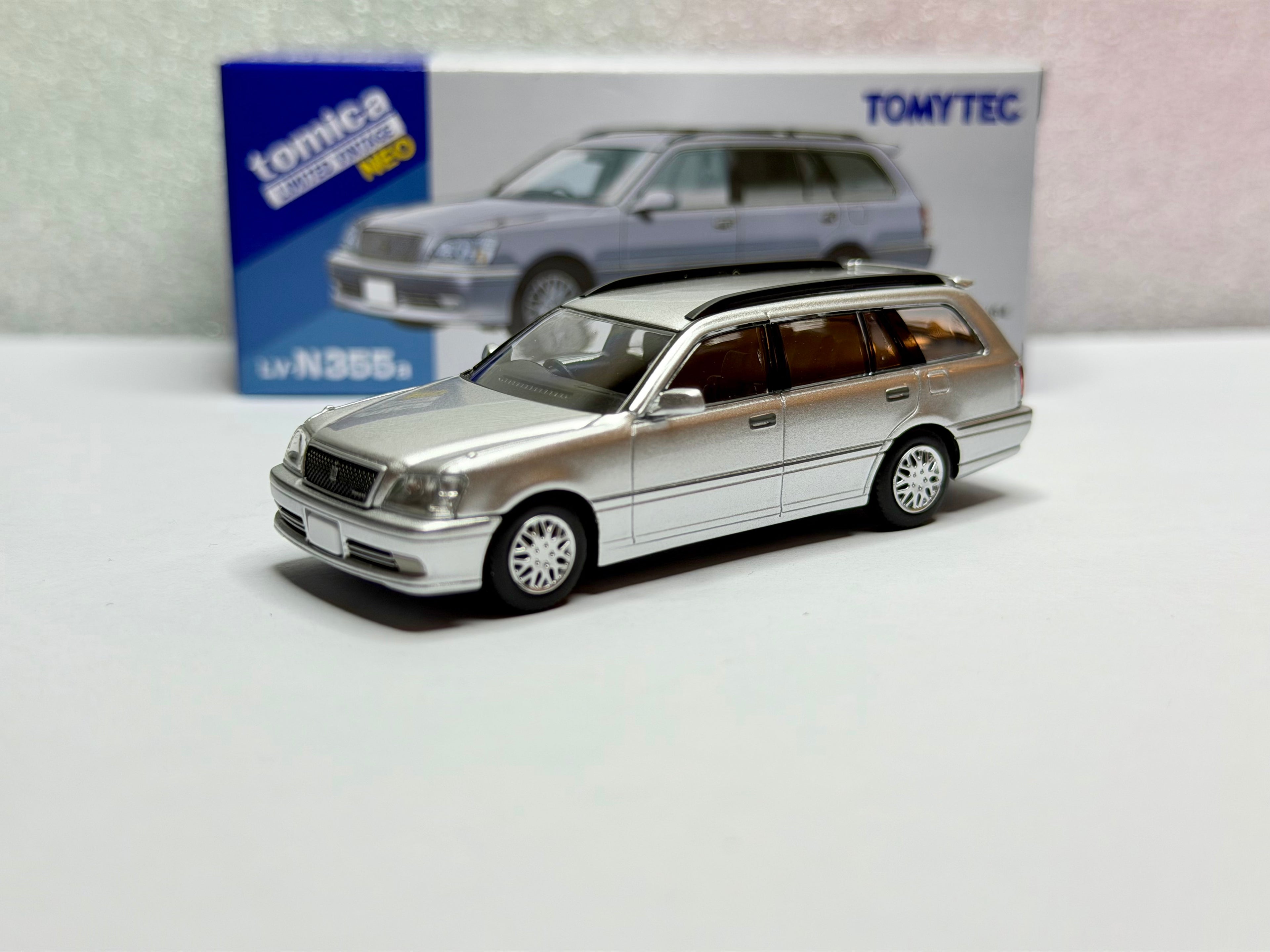 トミカリミテッドヴィンテージネオ 1/64 LV-N355a トヨタ クラウンエステート アスリートV（メタリックシルバー）
