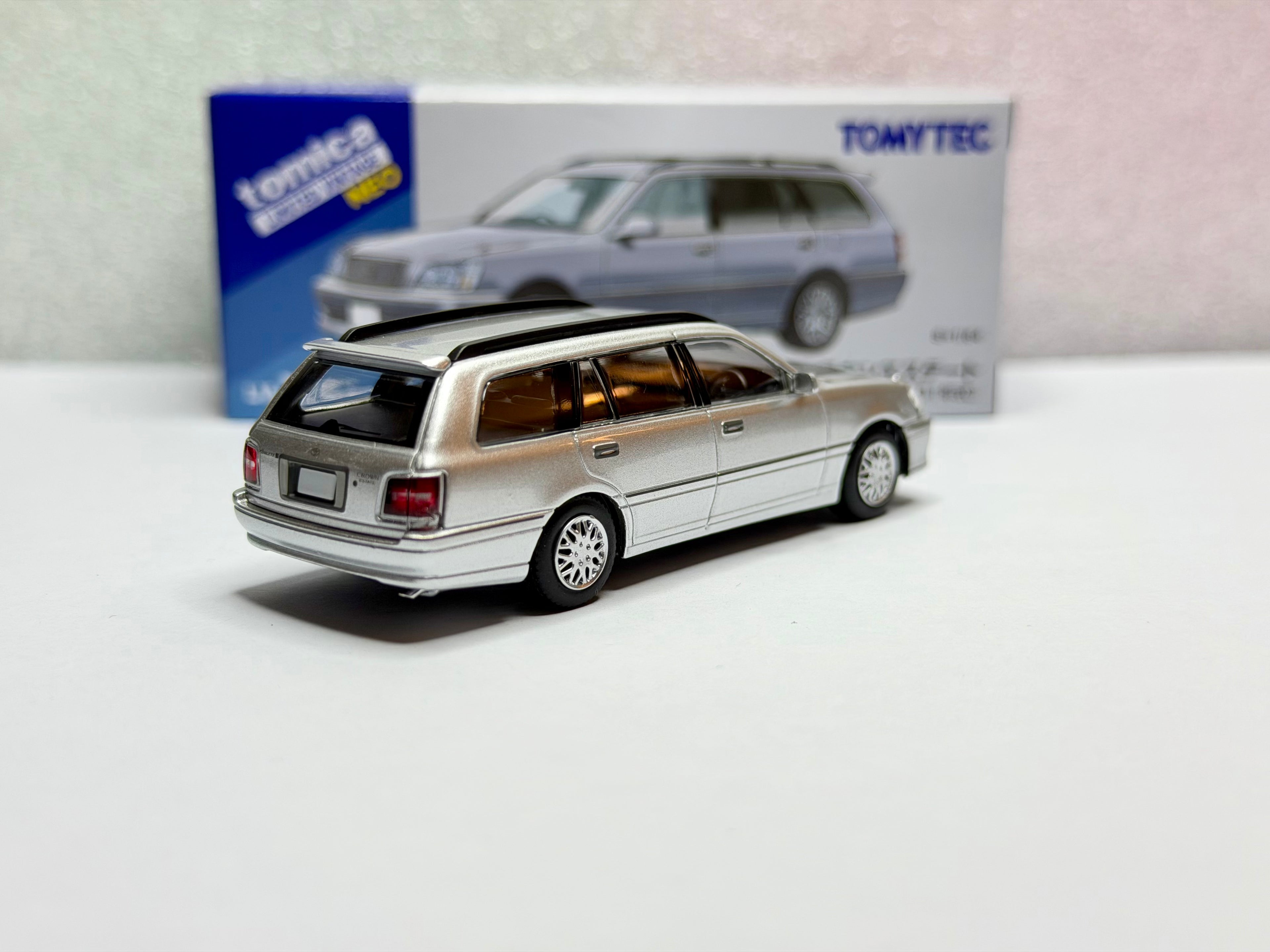 トミカリミテッドヴィンテージネオ 1/64 LV-N355a トヨタ クラウンエステート アスリートV（メタリックシルバー）