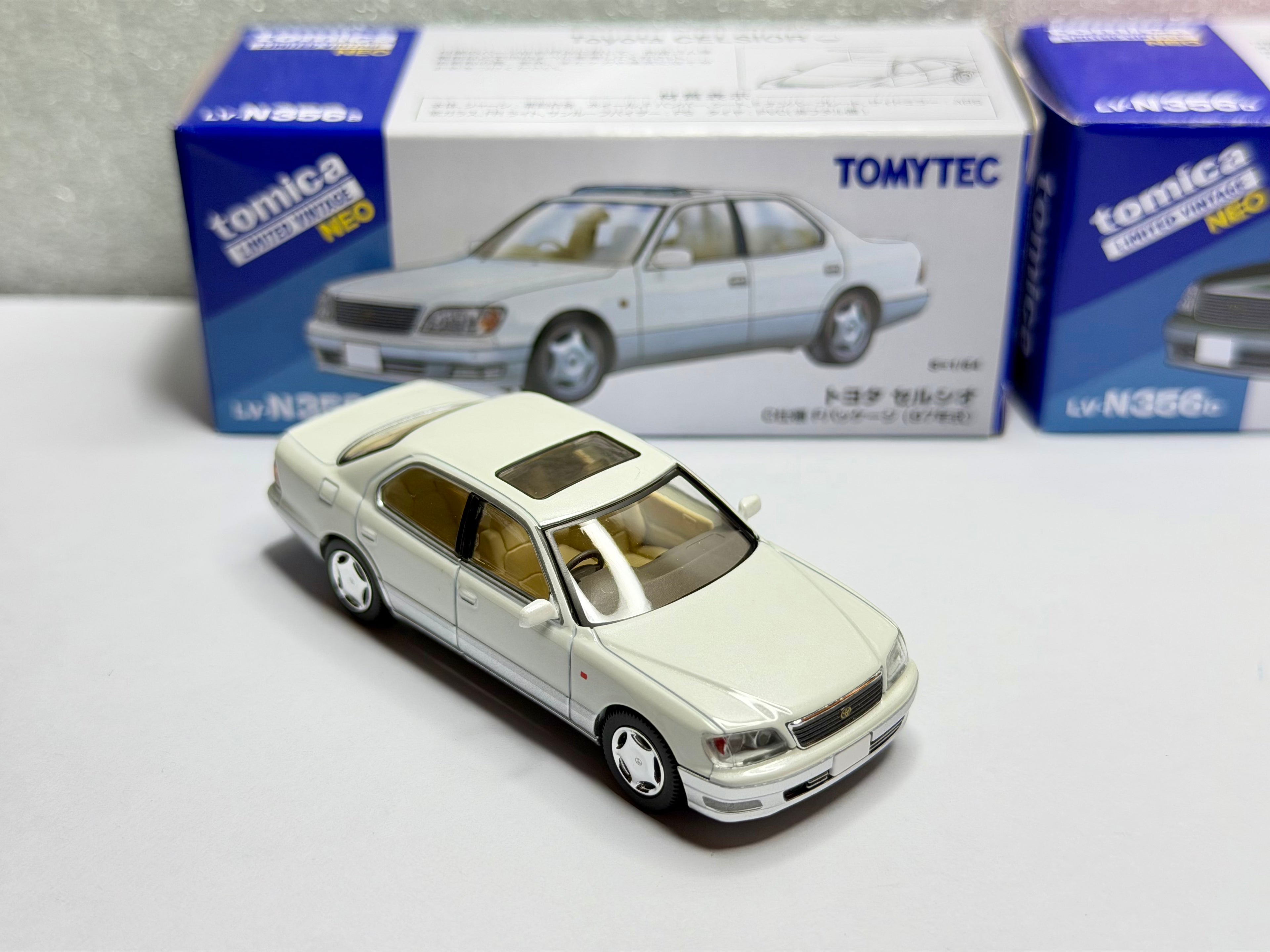 トミカ リミテッドヴィンテージ 1/64 トヨタ セルシオ（緑/白）日本限定