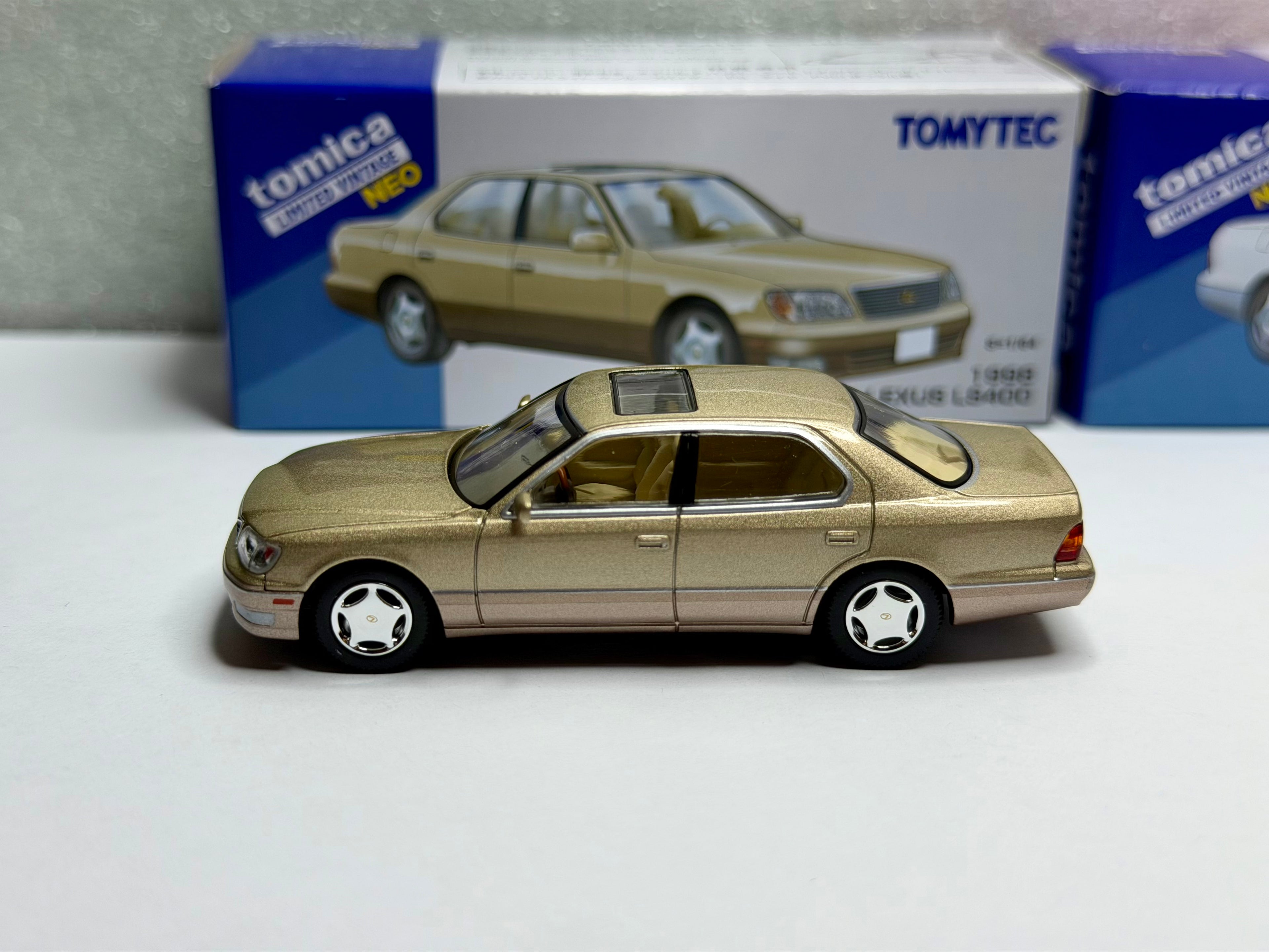 Tomica Limited Vintage 1/64 Lexus LS400(Gold/White) Hong Kong Exclusive