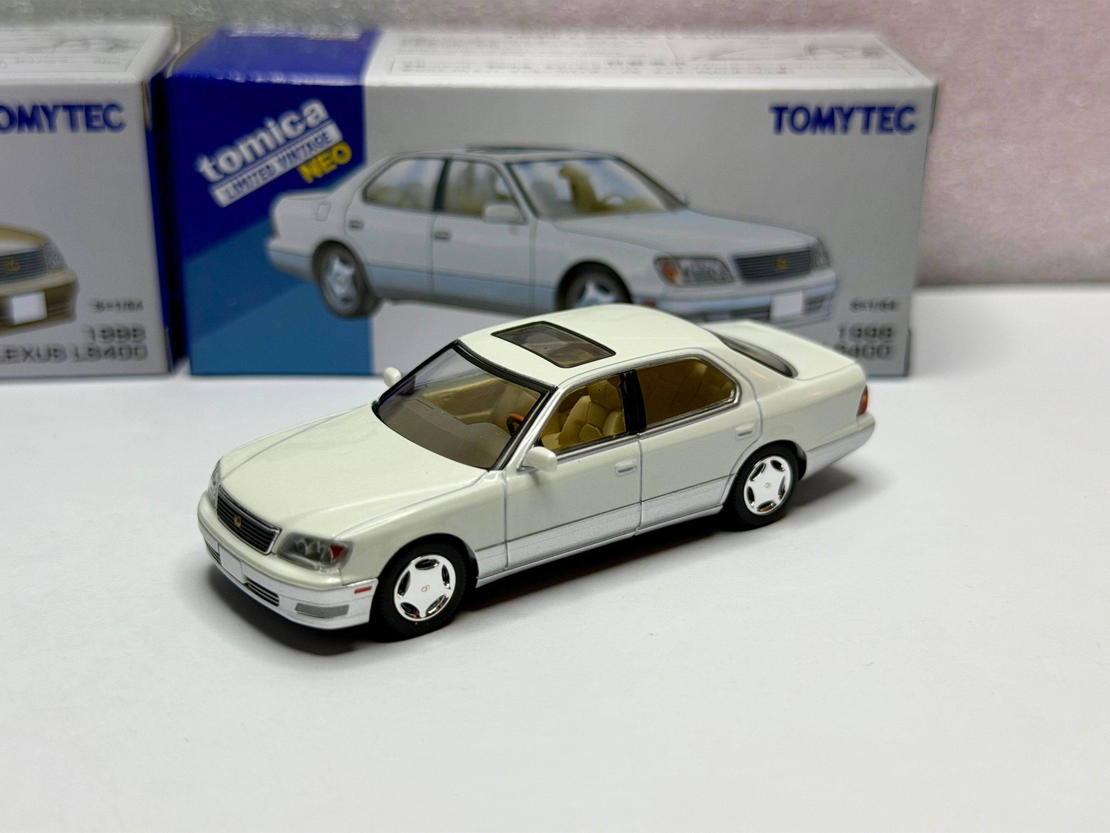 トミカリミテッドヴィンテージ 1/64 レクサス LS400（ゴールド/ホワイト）香港限定