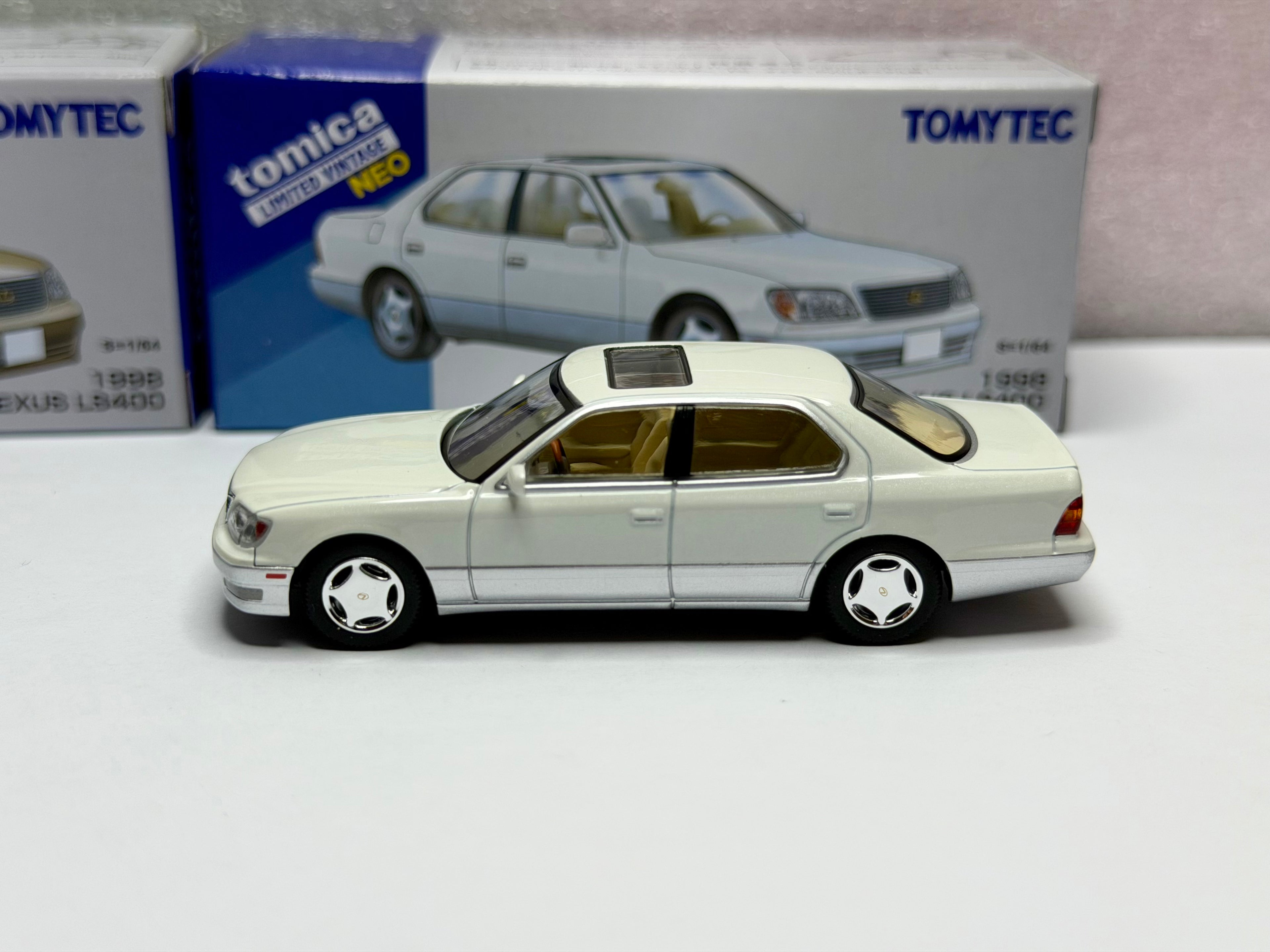 トミカリミテッドヴィンテージ 1/64 レクサス LS400（ゴールド/ホワイト）香港限定