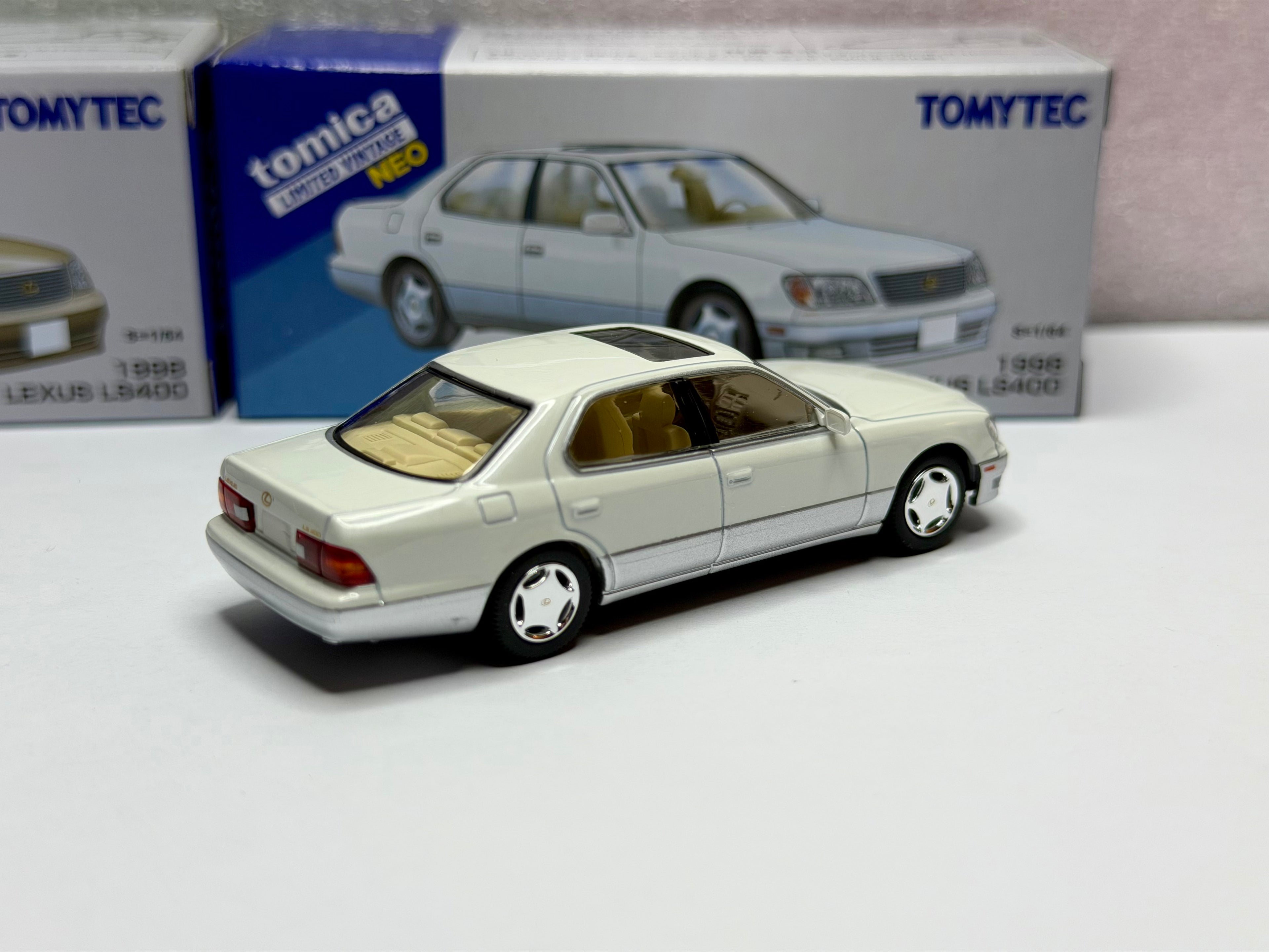 トミカリミテッドヴィンテージ 1/64 レクサス LS400（ゴールド/ホワイト）香港限定