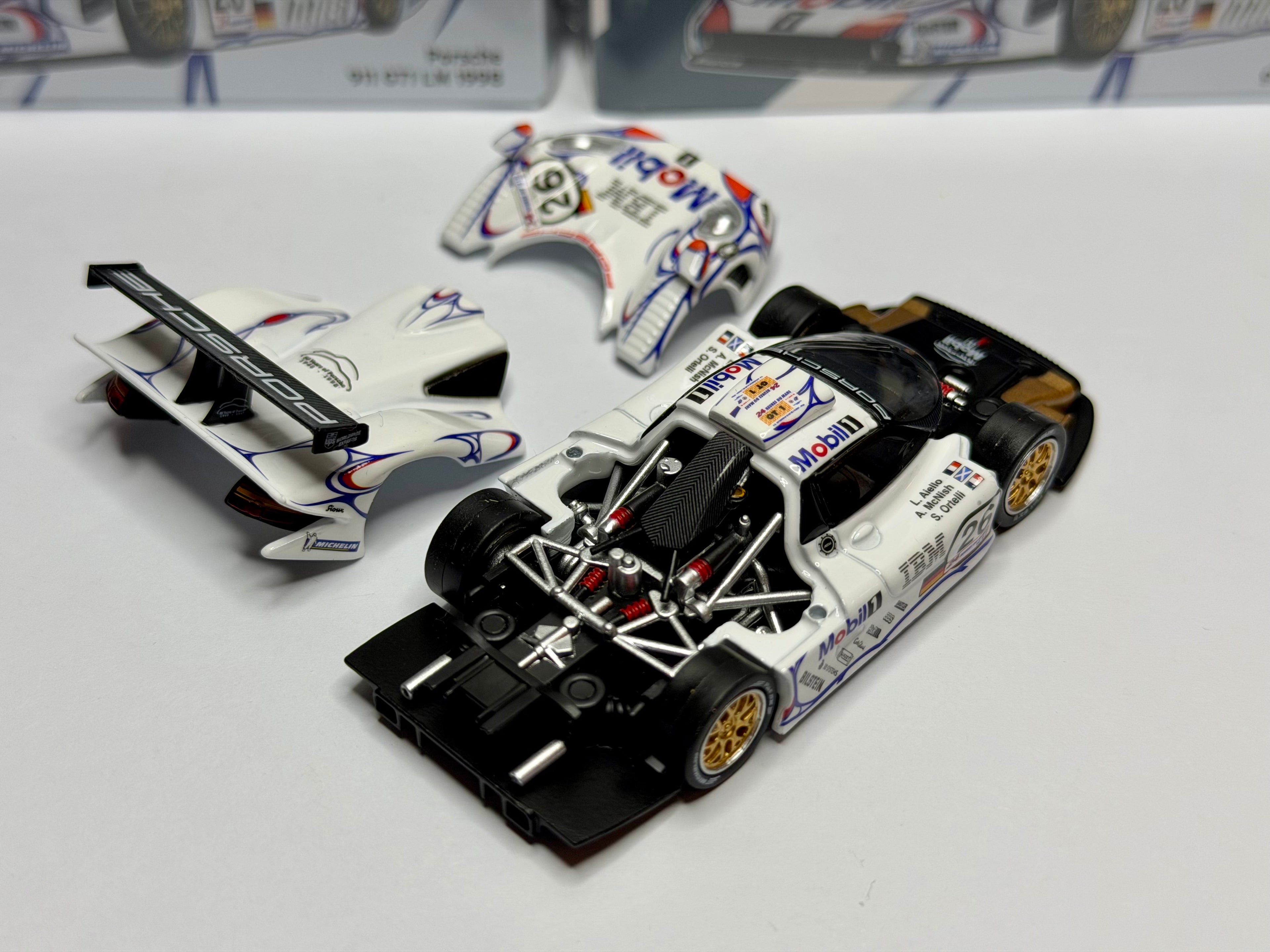 Trends Hobby 1:64 Porsche 911 GT1 LM 1998 White #26 Mobil Champion 241085(B)