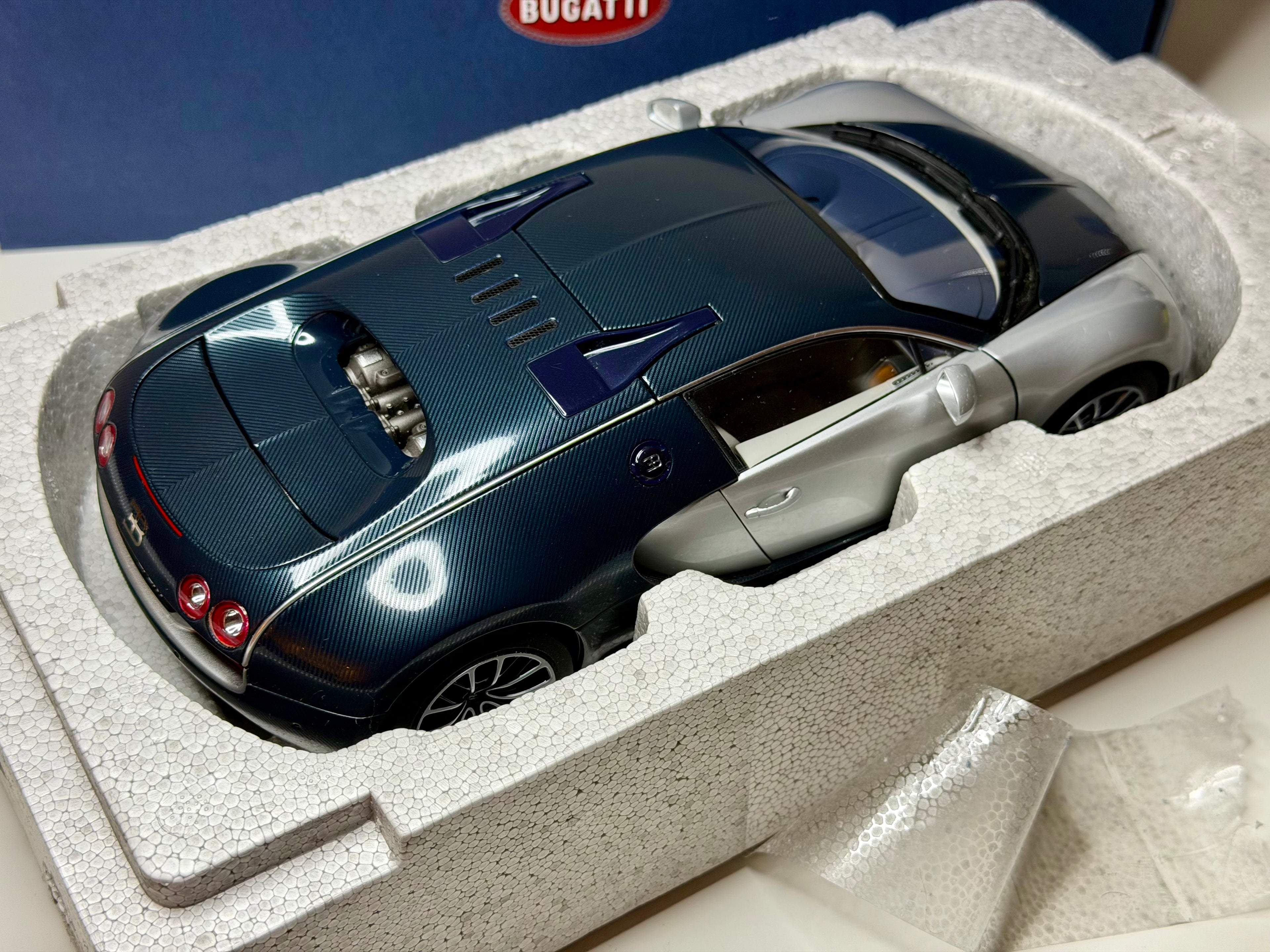 AUTOART 1:18 Bugatti Veyron Super Sport Dark Blue Carbon/Silver 70939