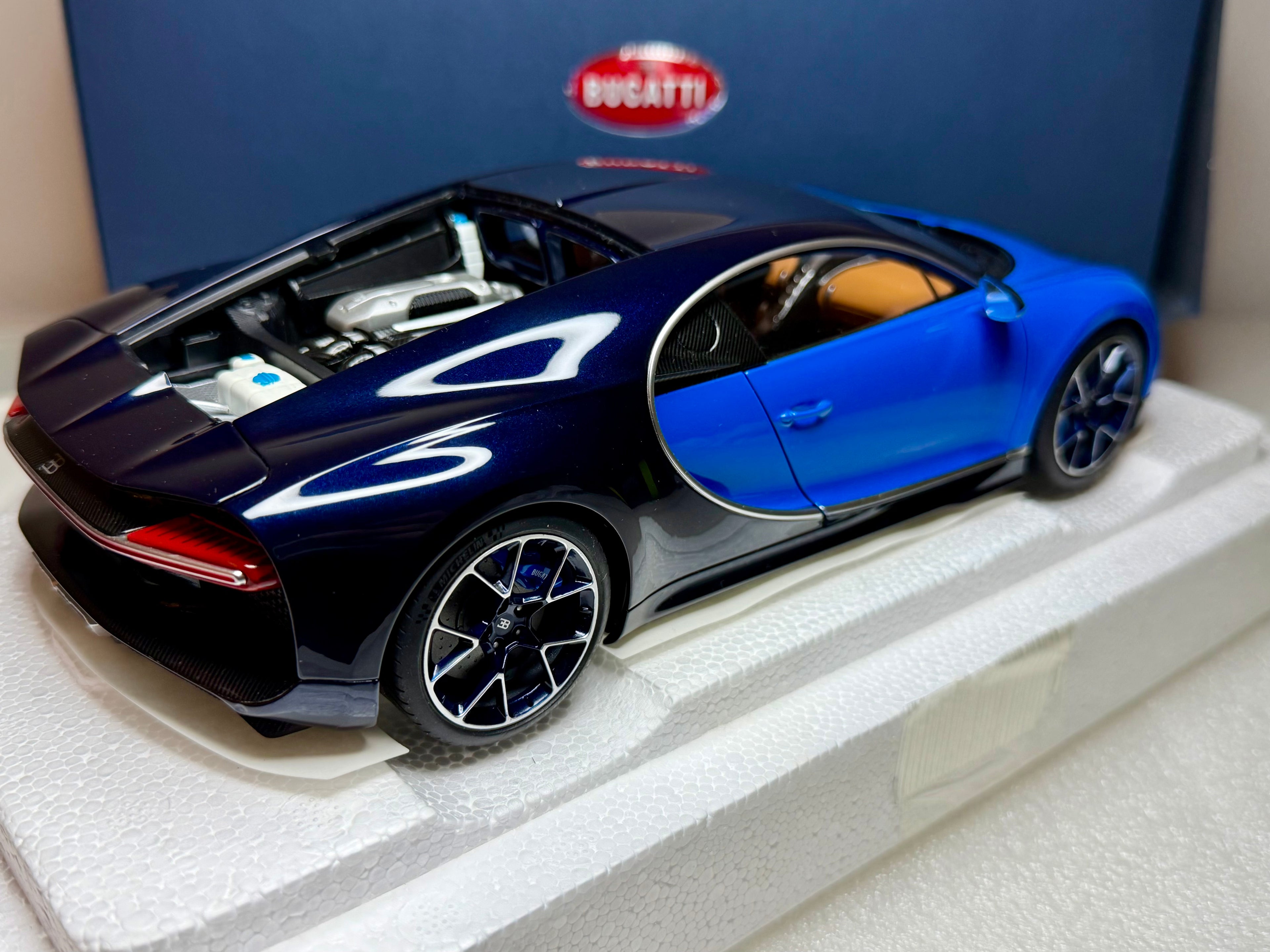 AUTOart 1:18 ブガッティ シロン ラウンチスペック フレンチレーシングブルー/アトランティックブルー ミントコンディション 超希少