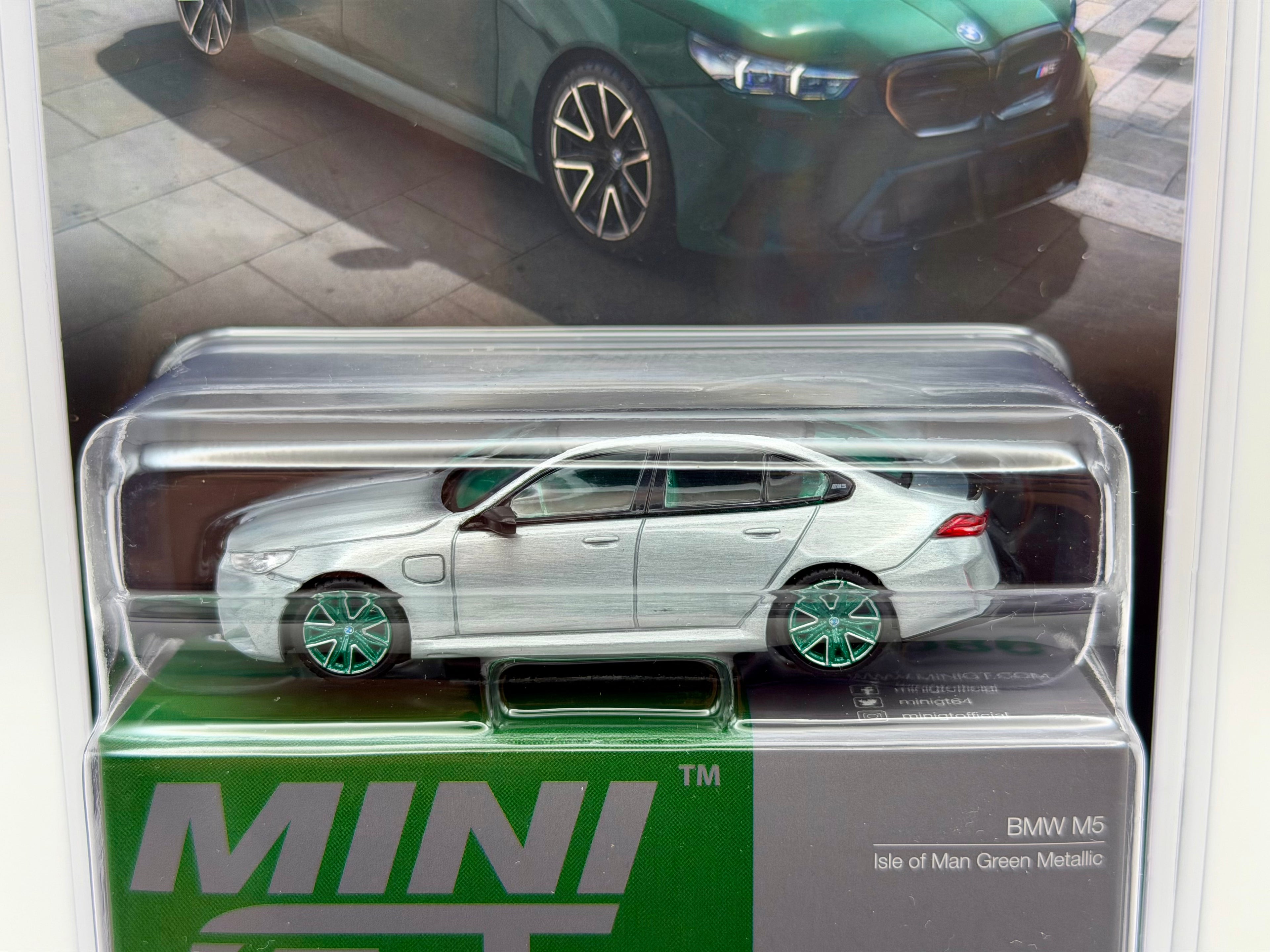 CHASE! Mini GT 1:64 BMW M5 (G90) Isle of Man – Green Metallic #1086