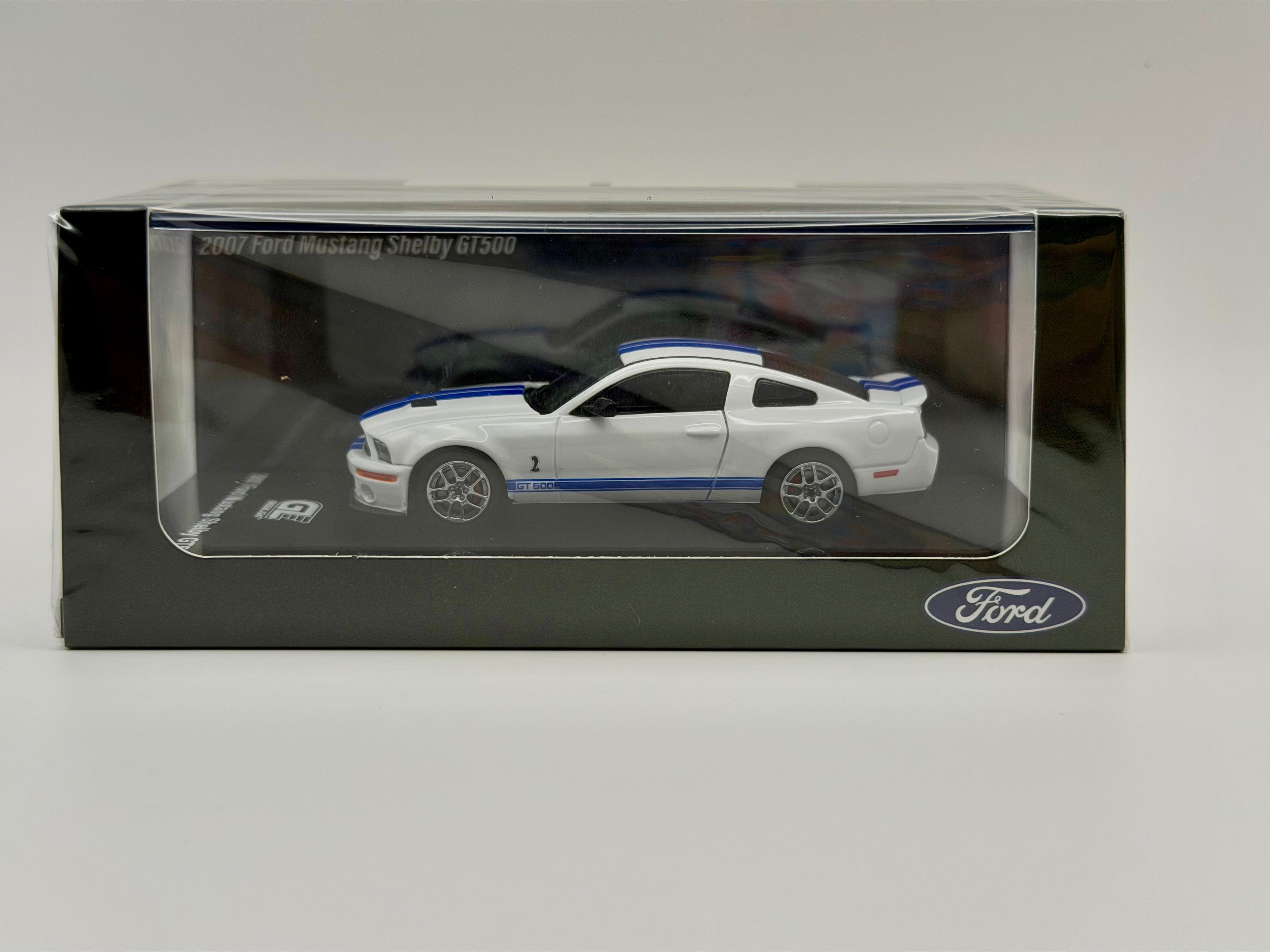 Motorhelix x Greenlight 1:64 Ford Mustang Shelby GT500 2007 White with Blue Stripe
