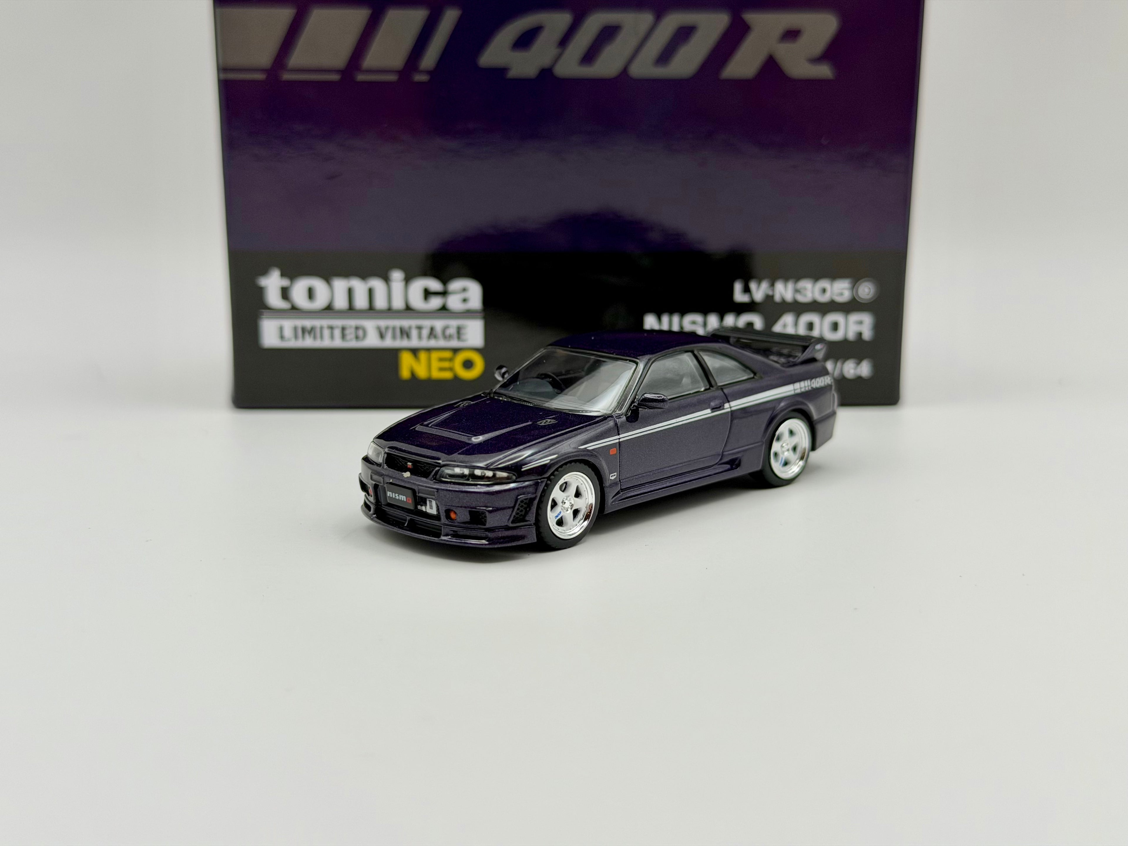 Tomica Limited Vintage 1:64 Nissan 400R(Midnight Purple/Crystal White) LV-N305d/e