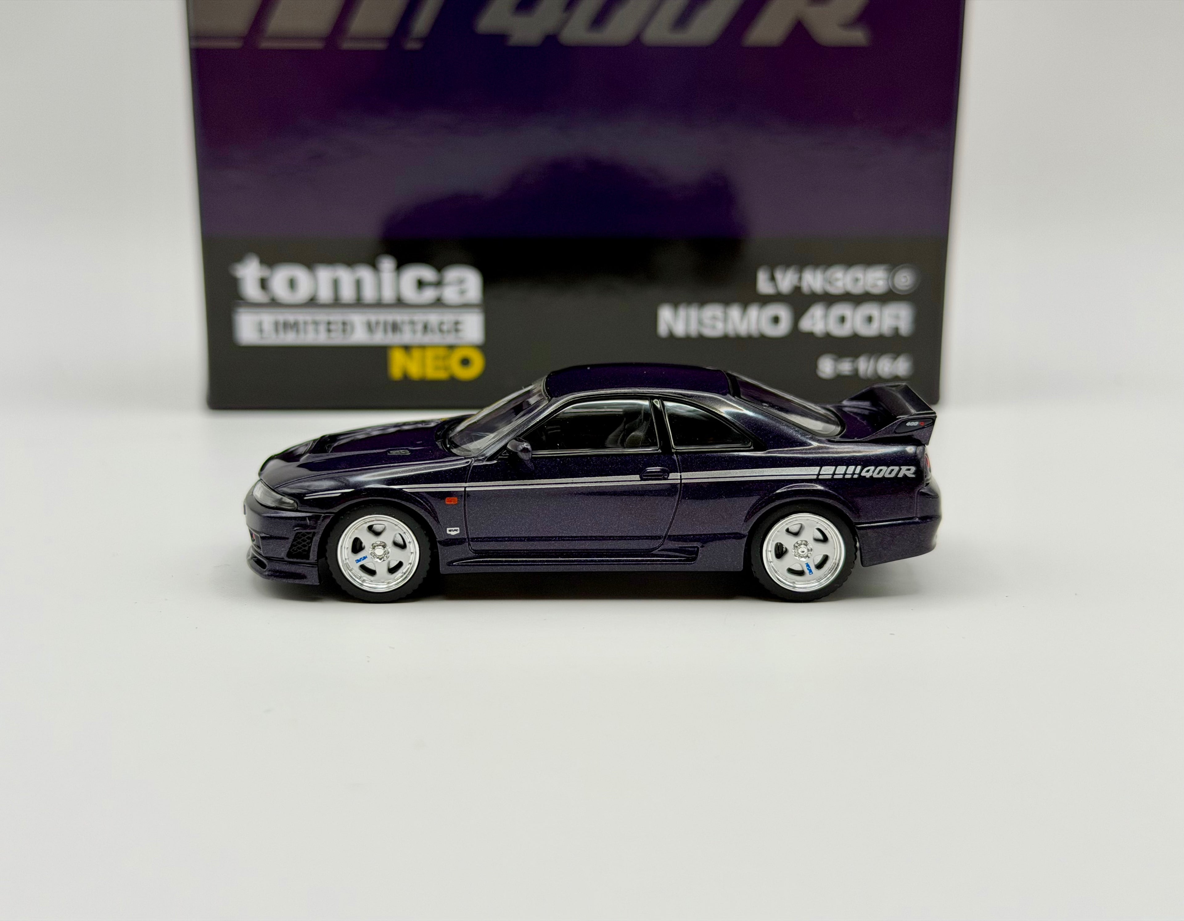 Tomica Limited Vintage 1:64 Nissan 400R(Midnight Purple/Crystal White) LV-N305d/e