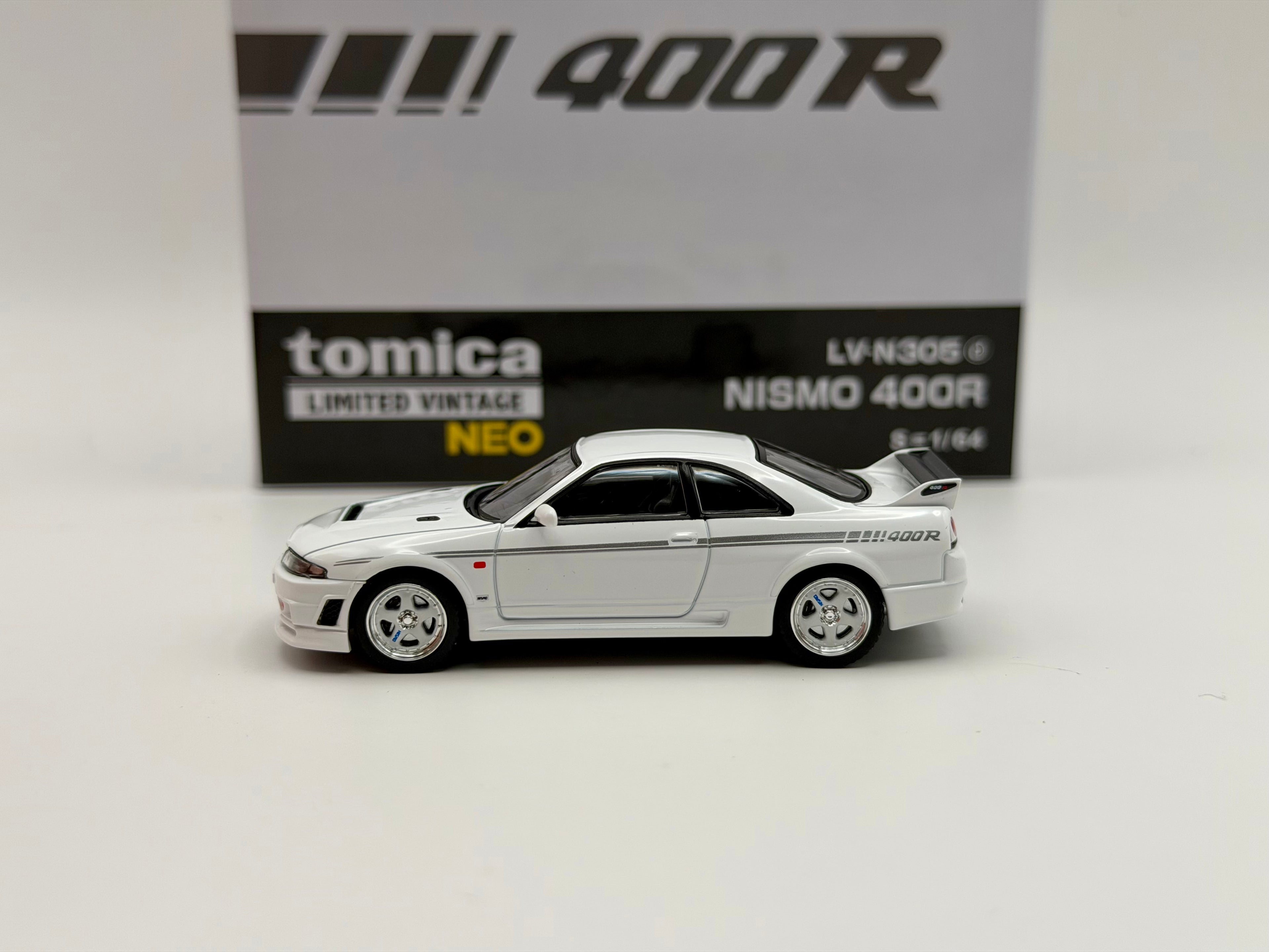 Tomica Limited Vintage 1:64 Nissan 400R(Midnight Purple/Crystal White) LV-N305d/e