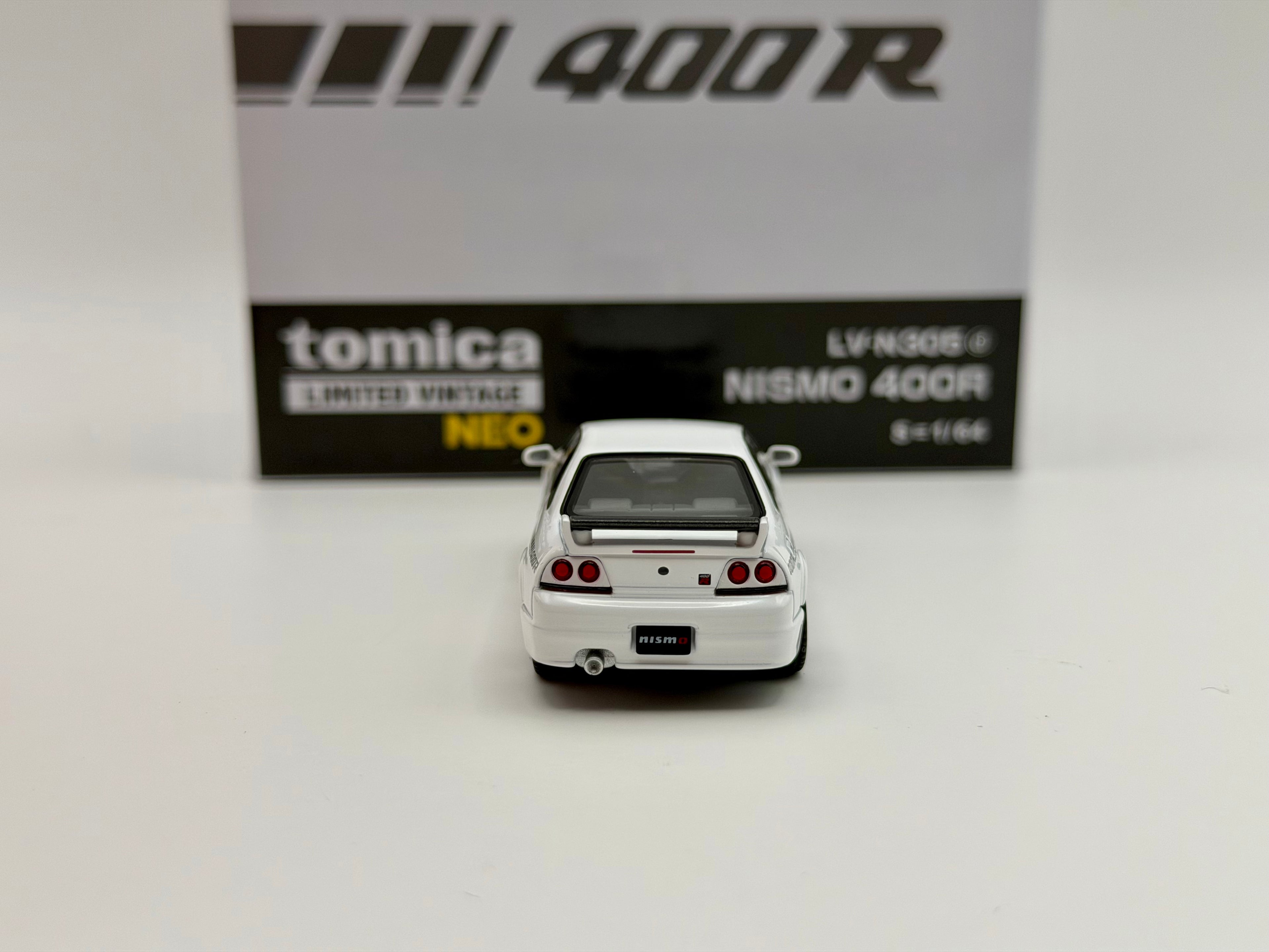 Tomica Limited Vintage 1:64 Nissan 400R(Midnight Purple/Crystal White) LV-N305d/e