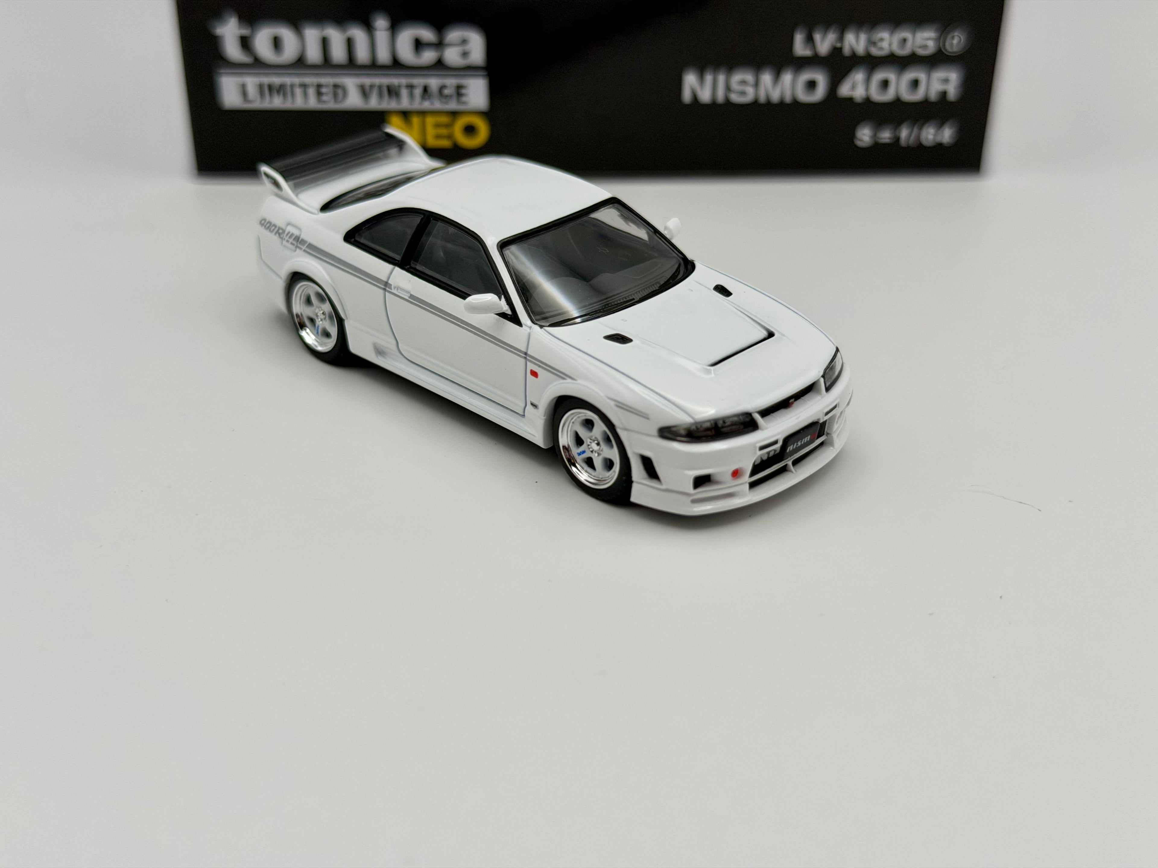 Tomica Limited Vintage 1:64 Nissan 400R(Midnight Purple/Crystal White) LV-N305d/e