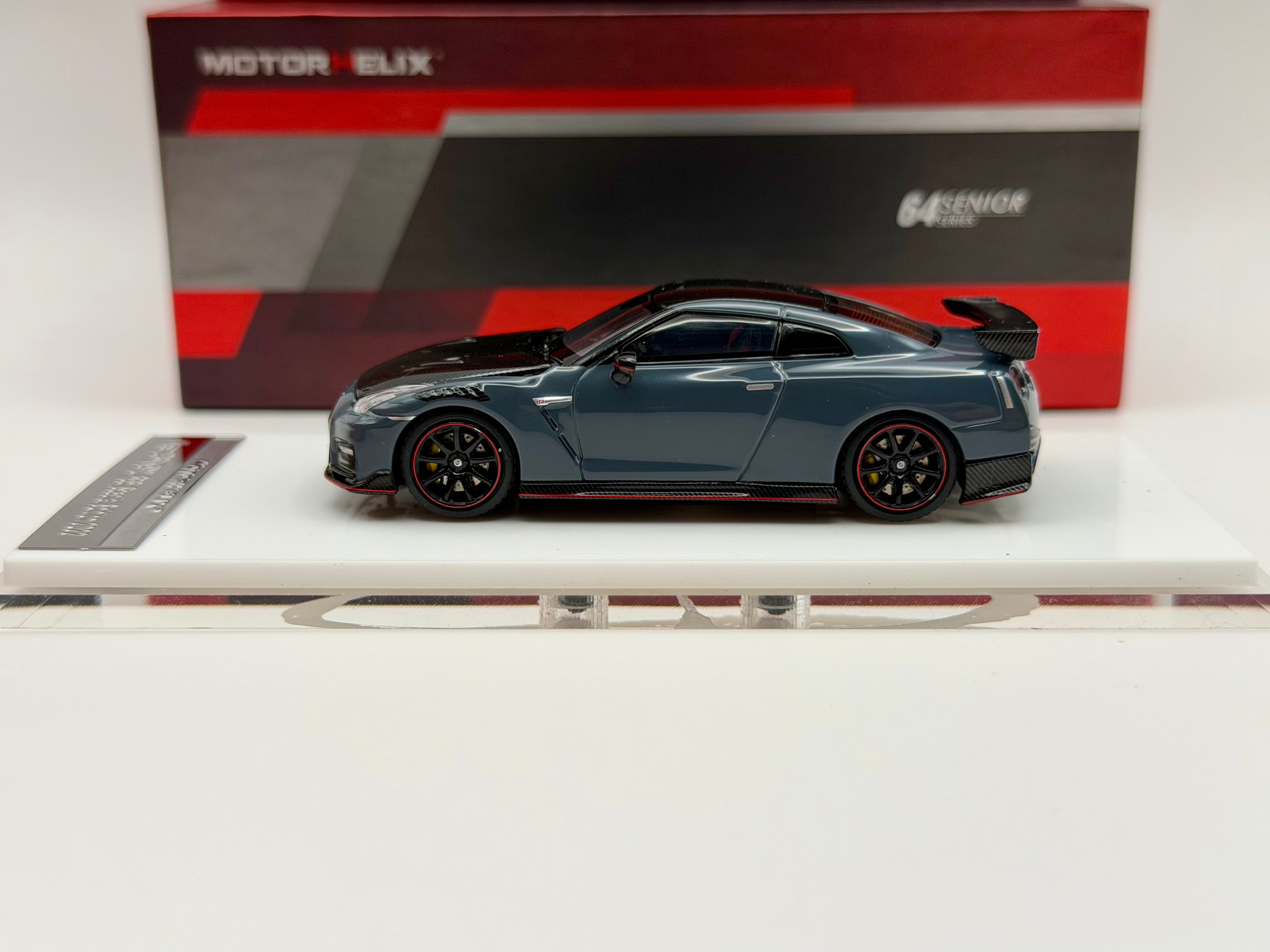 Motorhelix 1:63 Nissan GT-R R35 Nismo 22'(Stealth Gray/Vibrant Red)