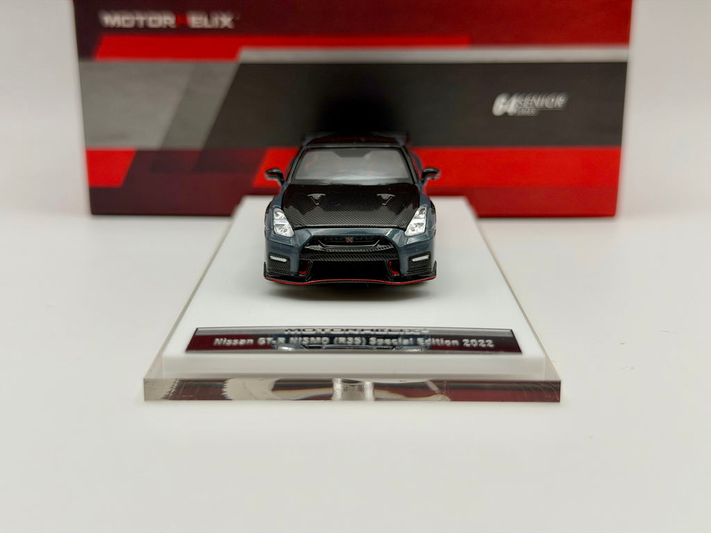 Motorhelix 1:63 Nissan GT-R R35 Nismo 22'(Stealth Gray/Vibrant Red)