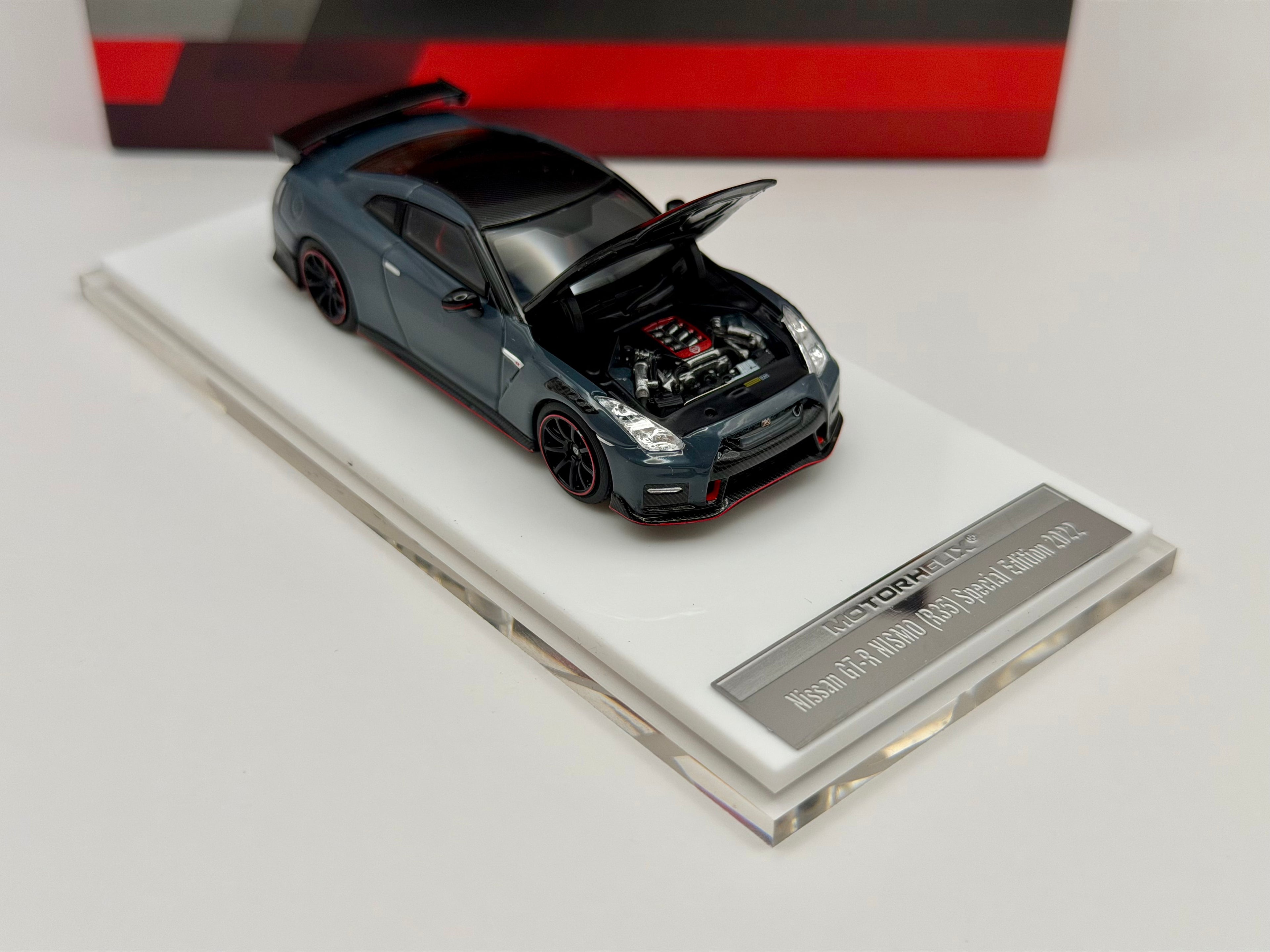 Motorhelix 1:63 Nissan GT-R R35 Nismo 22'(Stealth Gray/Vibrant Red)