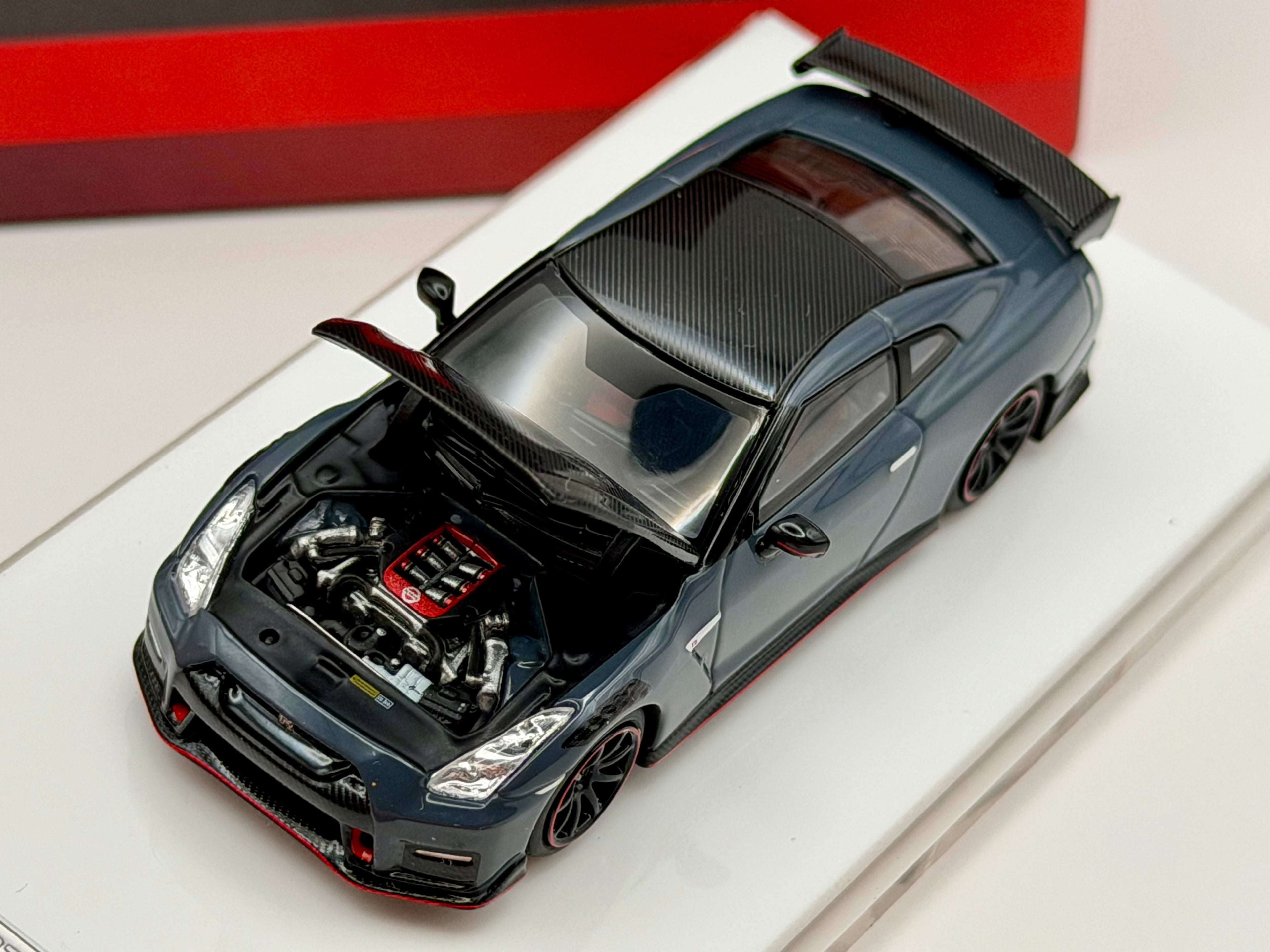 Motorhelix 1:63 Nissan GT-R R35 Nismo 22'(Stealth Gray/Vibrant Red)