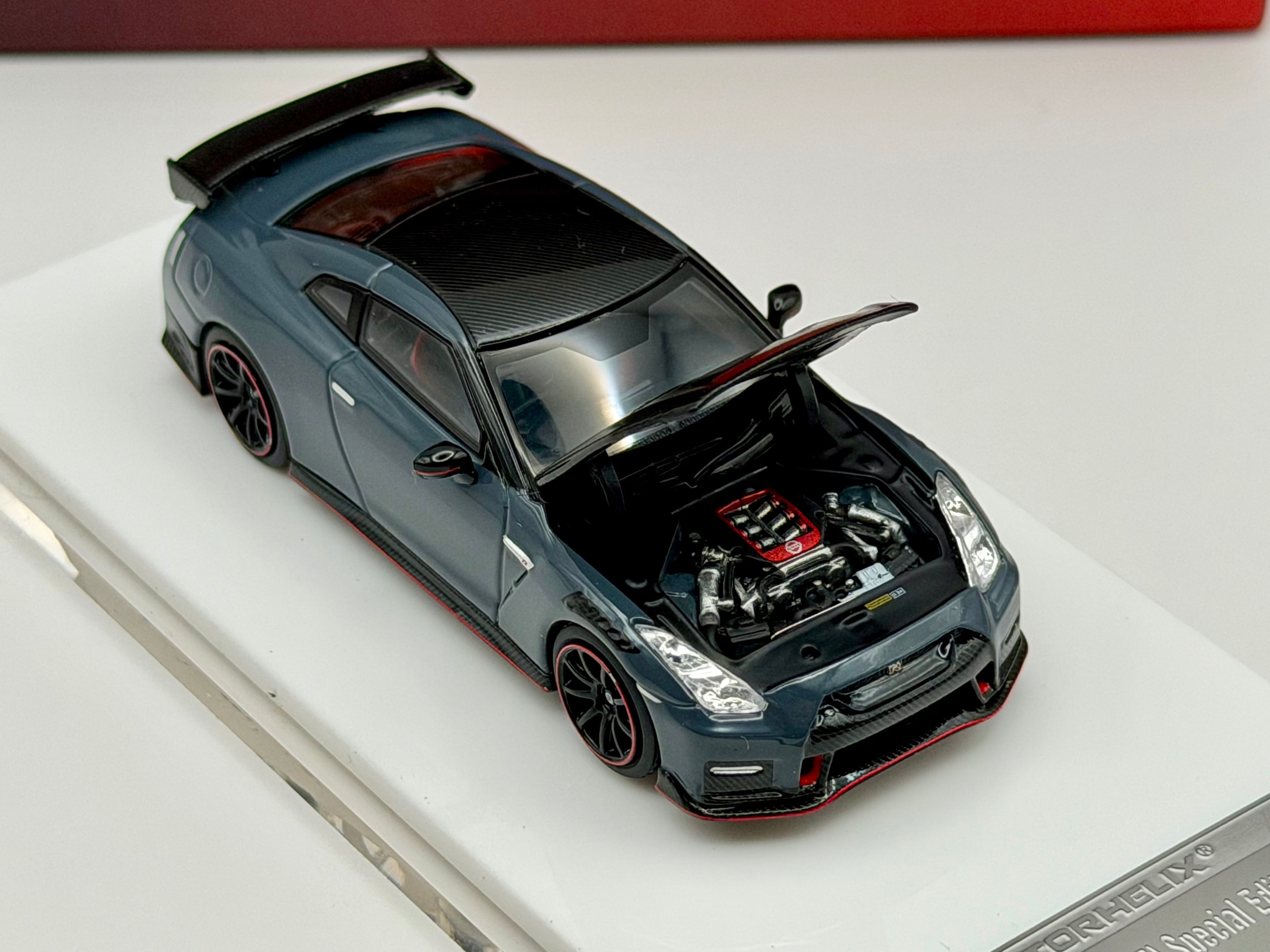 Motorhelix 1:63 Nissan GT-R R35 Nismo 22'(Stealth Gray/Vibrant Red)